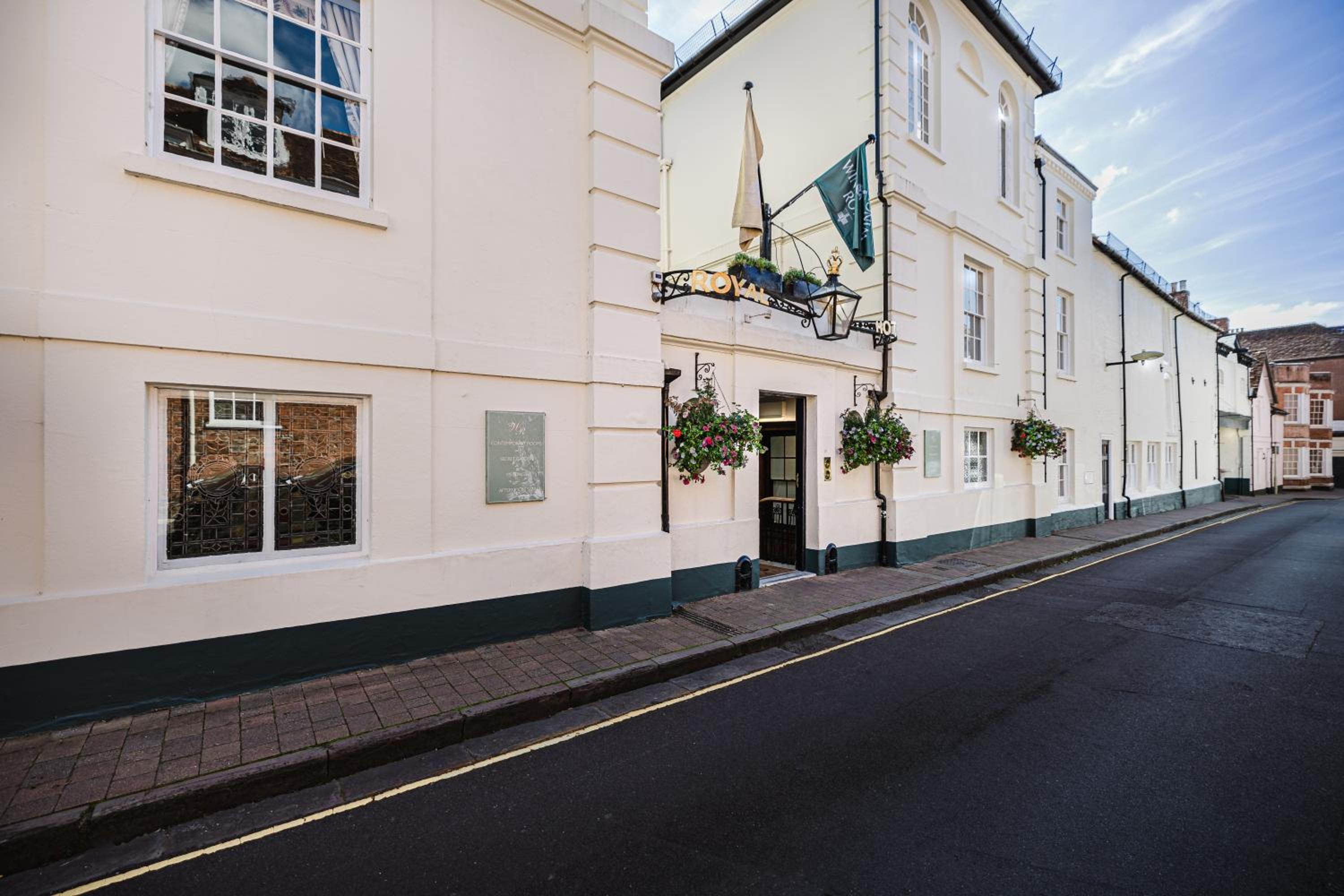 Winchester Vacations - Winchester Royal Hotel - Property Image 1