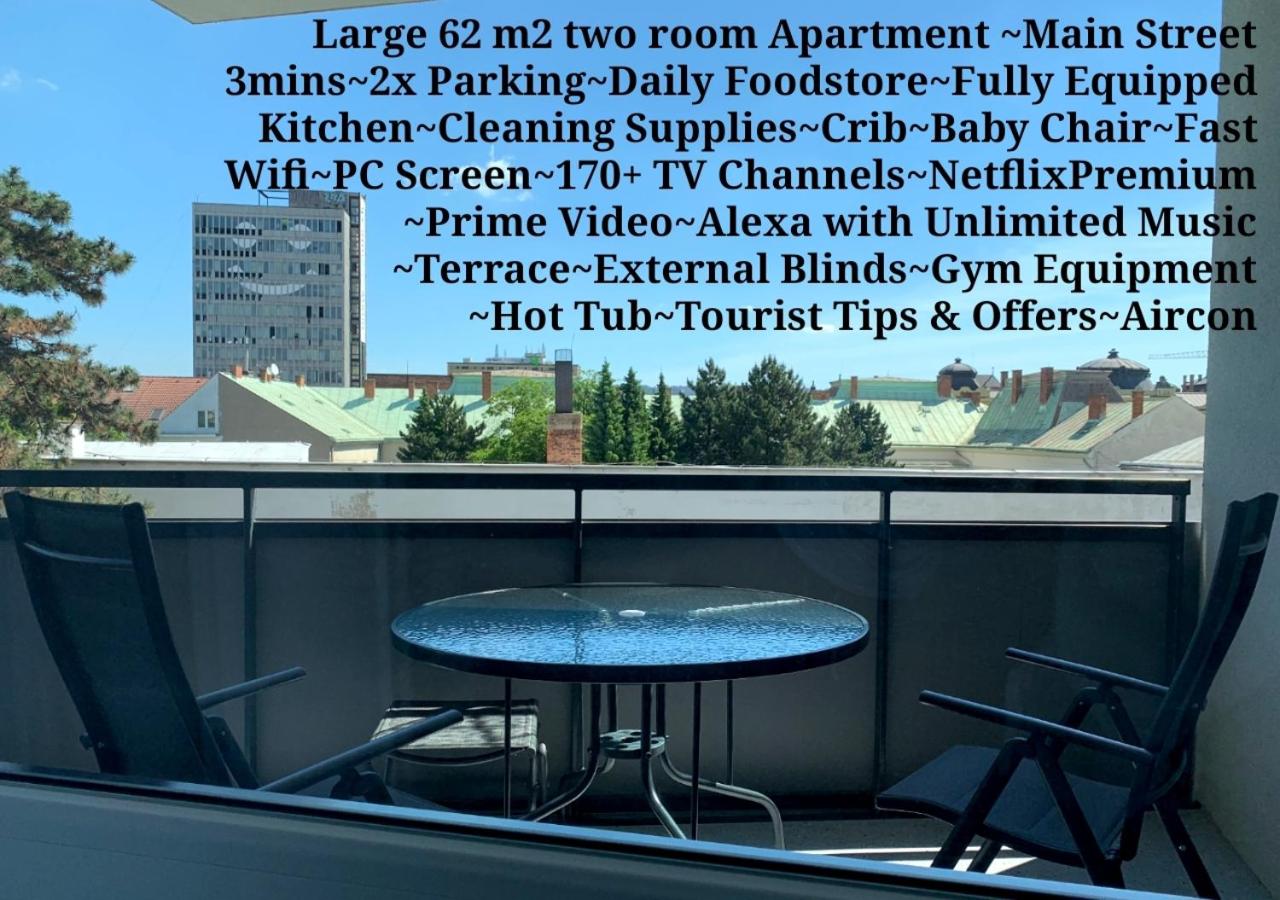 E2 Luxury OldTown Apt - 2x Parking, Foodstore, PCscreen, Netflix, Unlimited Music, Crib, BabyChair, FastWifi, Aircon view 2