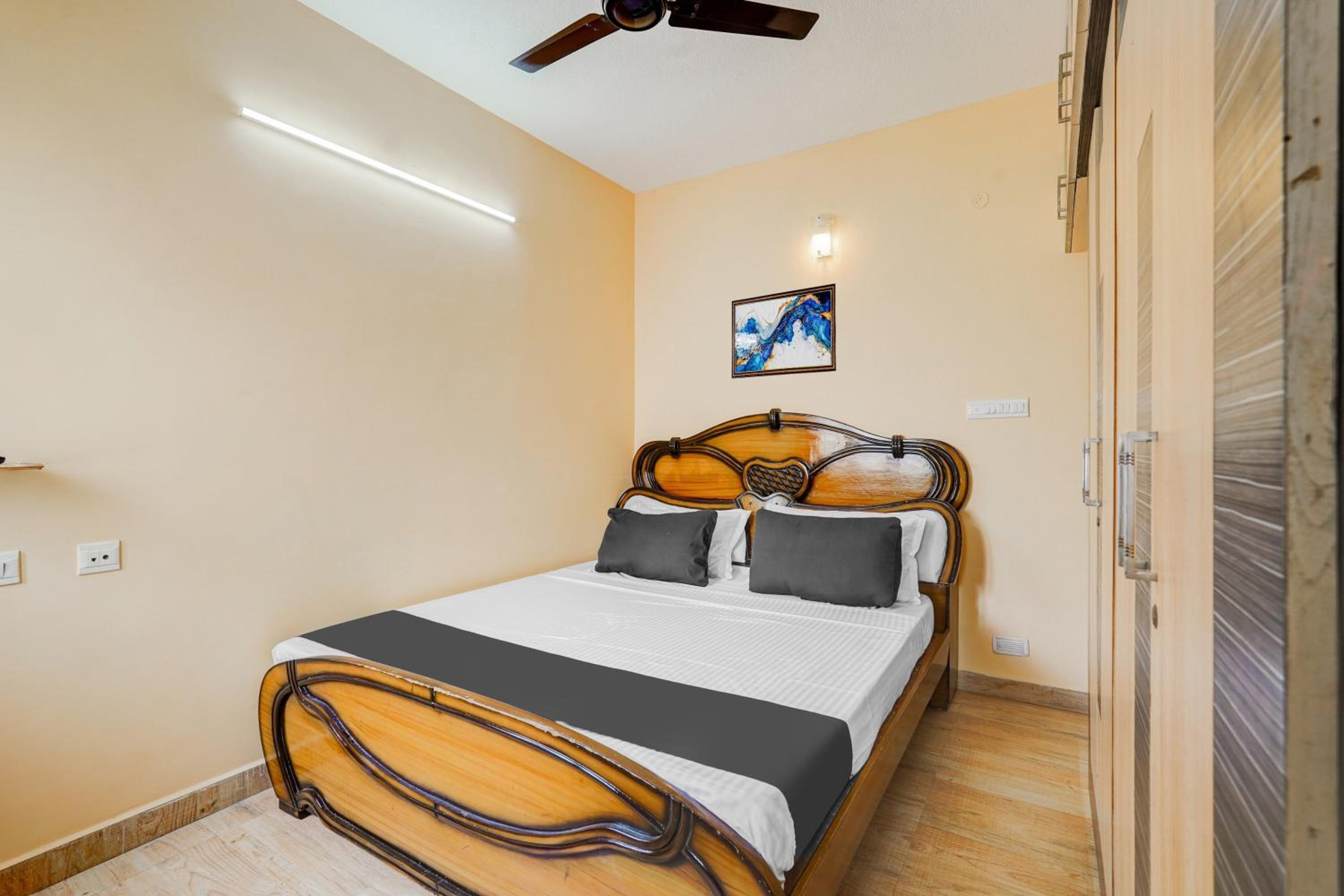Hotel O Velachery Near Devi Karumariamman Nagar Extension