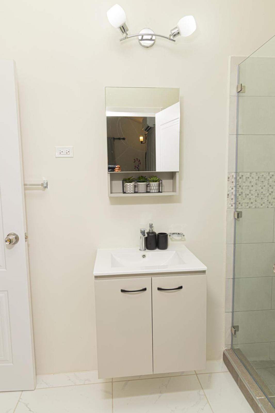 Phoenix Park Villas - Portmore - 10mins to Beach view 2