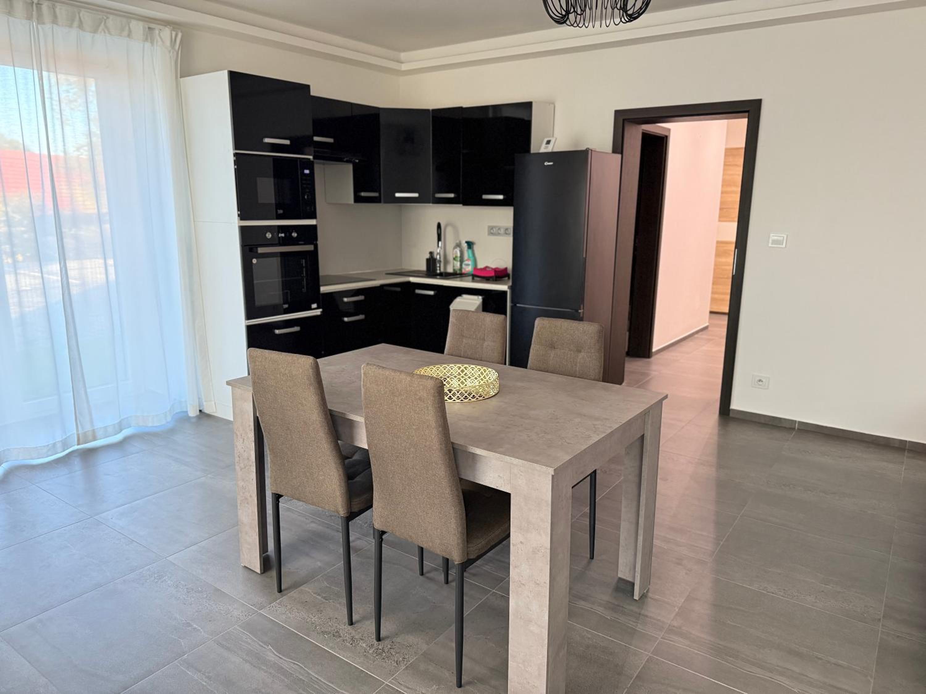 Byt apartman 72m2 private garden PARKING FREE
