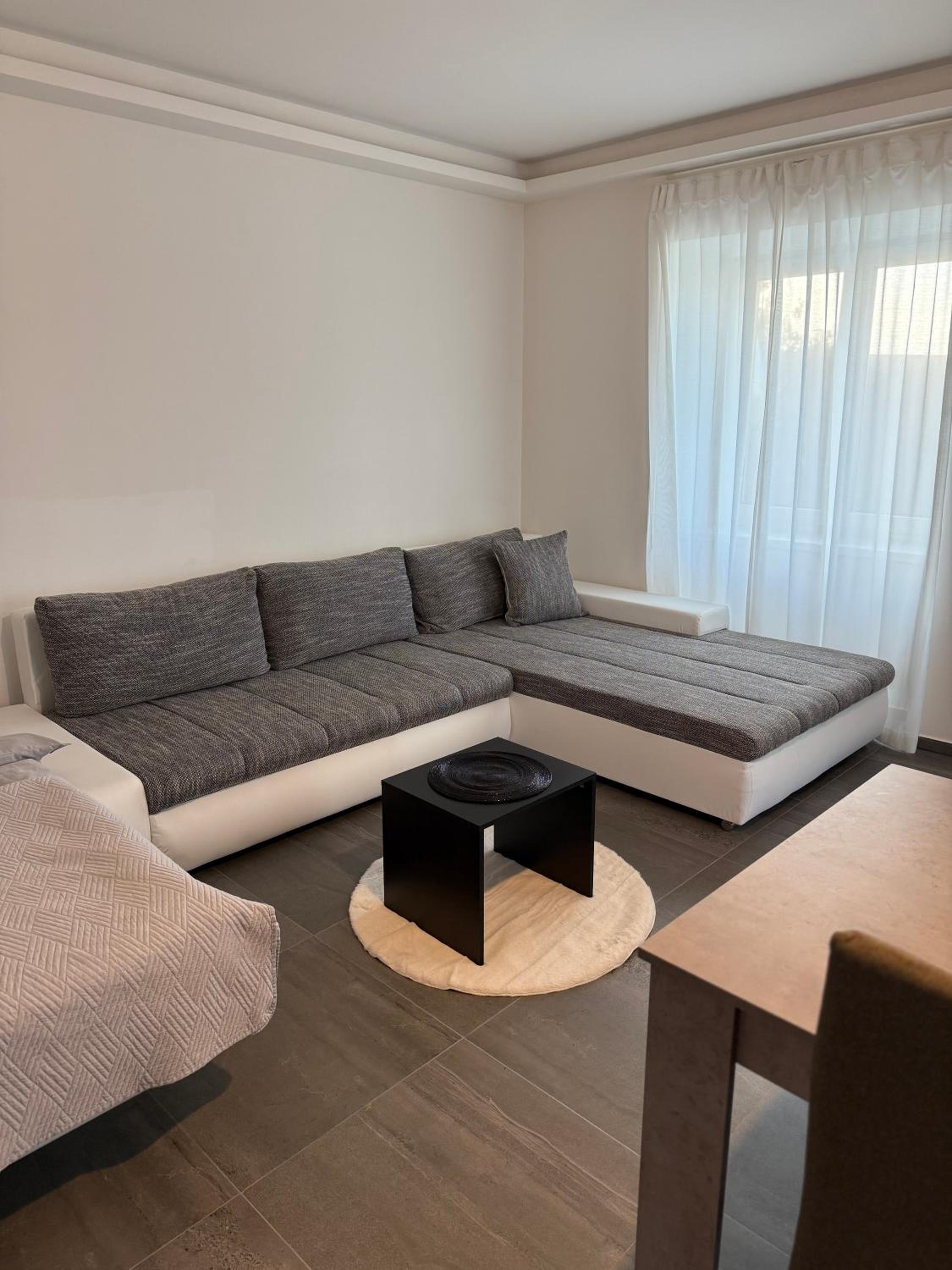 Byt apartman 72m2 private garden PARKING FREE