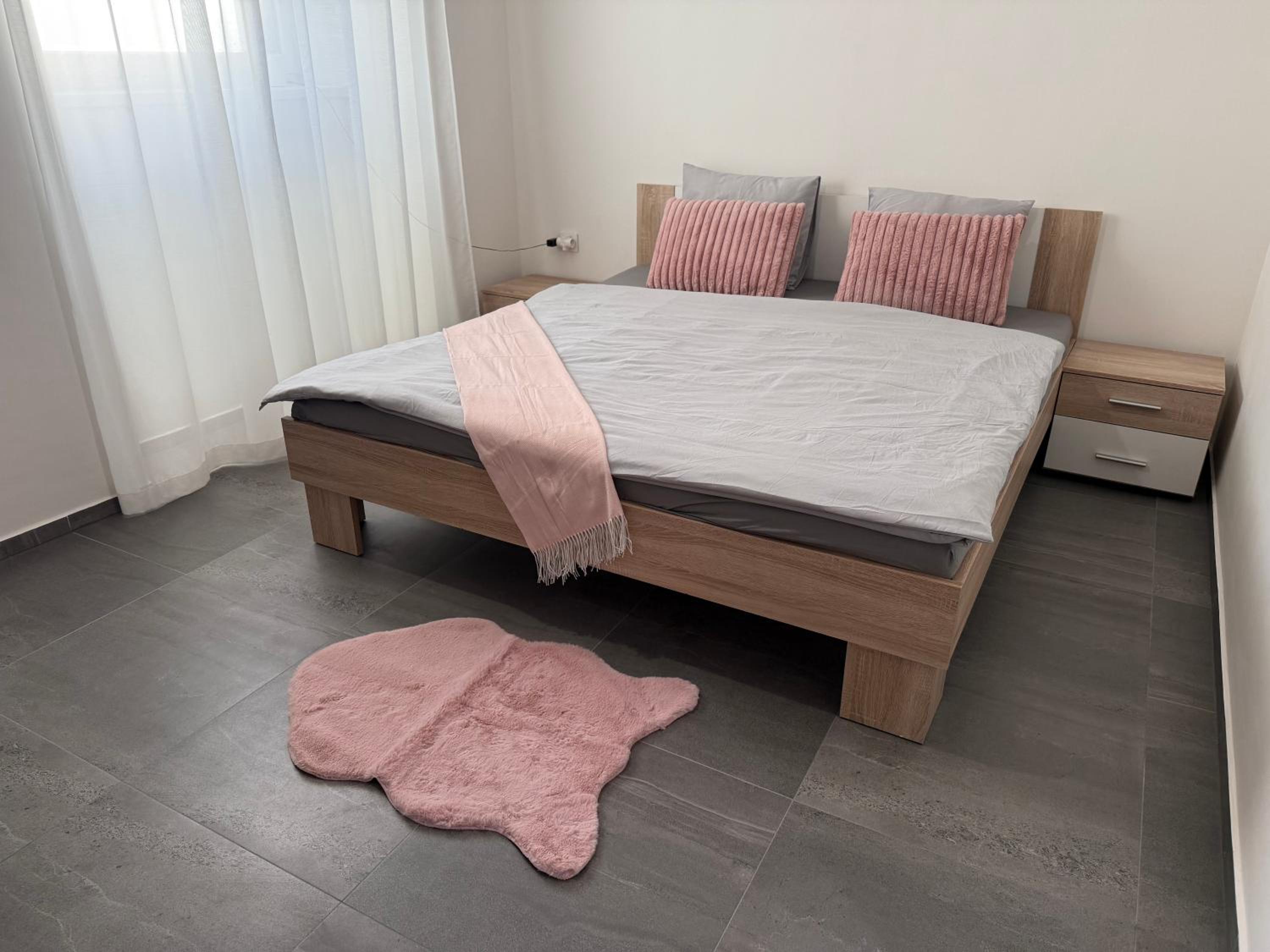 Byt apartman 72m2 private garden PARKING FREE