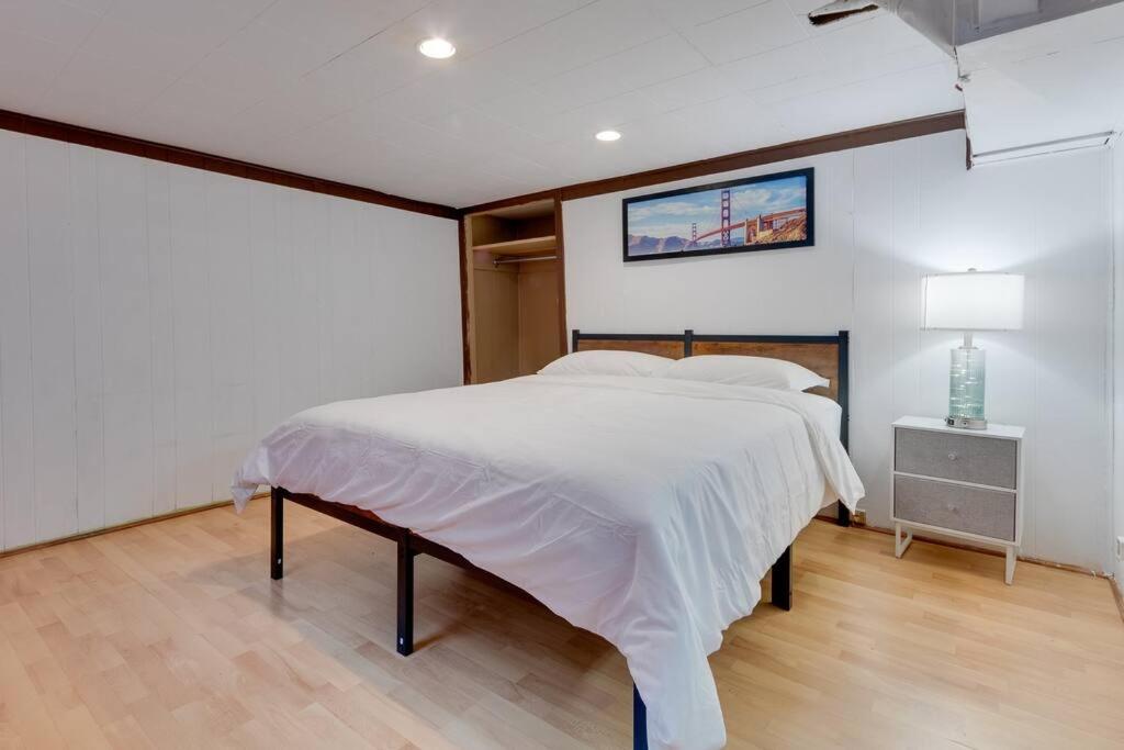 Cozy 4-Bedroom Home - 15-minute From Downtown Montreal