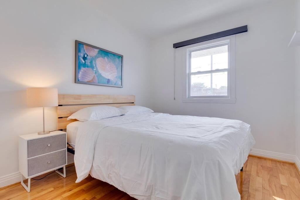 Cozy 4-Bedroom Home - 15-minute From Downtown Montreal