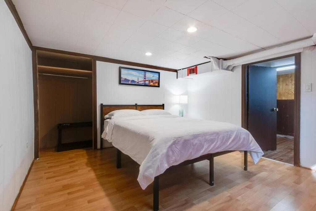 Cozy 4-Bedroom Home - 15-minute From Downtown Montreal