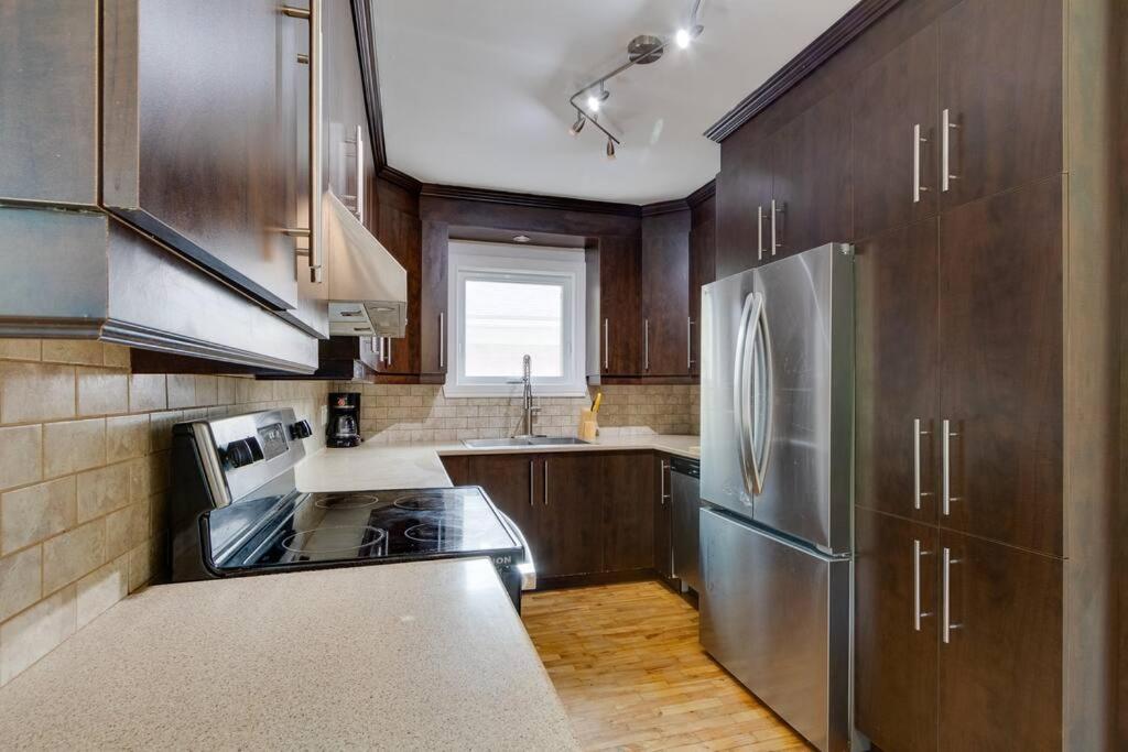 Cozy 4-Bedroom Home - 15-minute From Downtown Montreal