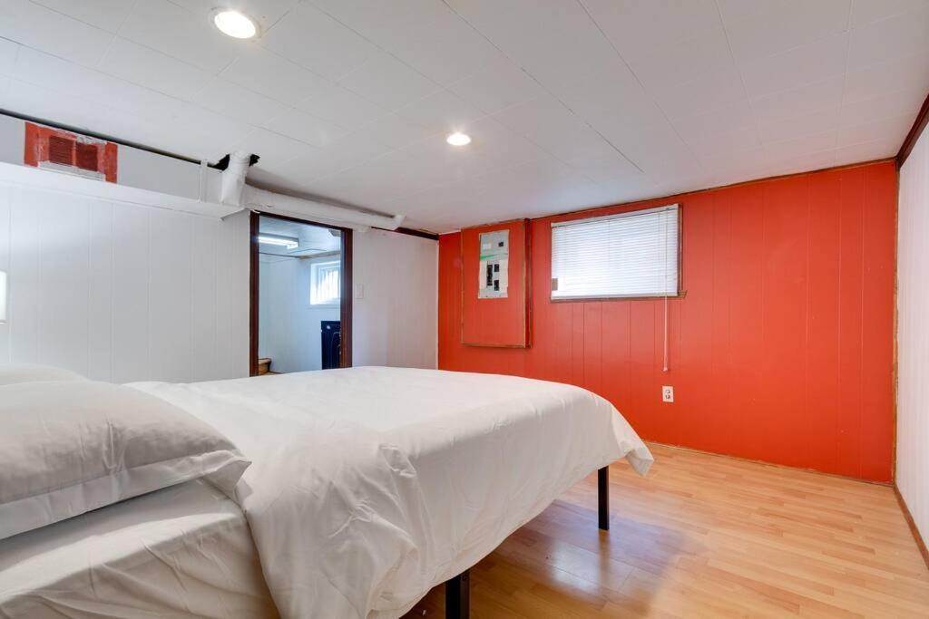 Cozy 4-Bedroom Home - 15-minute From Downtown Montreal