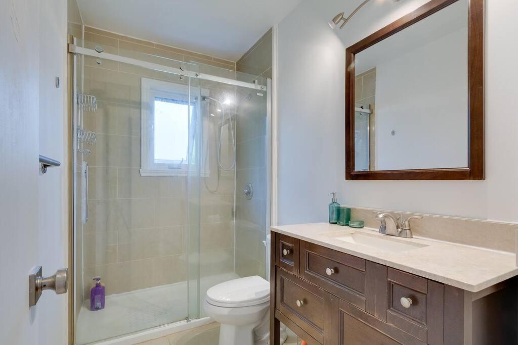 Cozy 4-Bedroom Home - 15-minute From Downtown Montreal