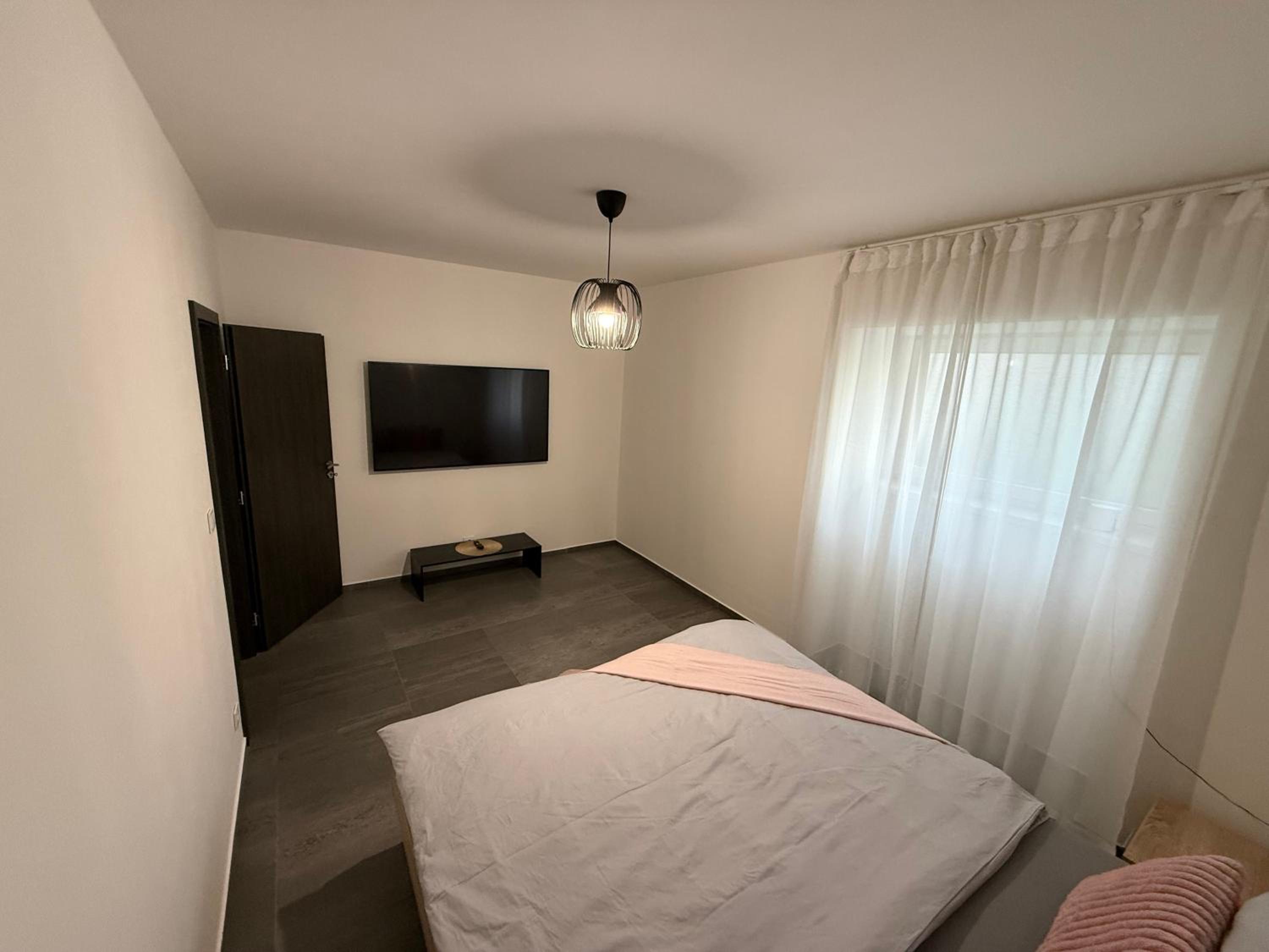 Byt apartman 72m2 private garden PARKING FREE