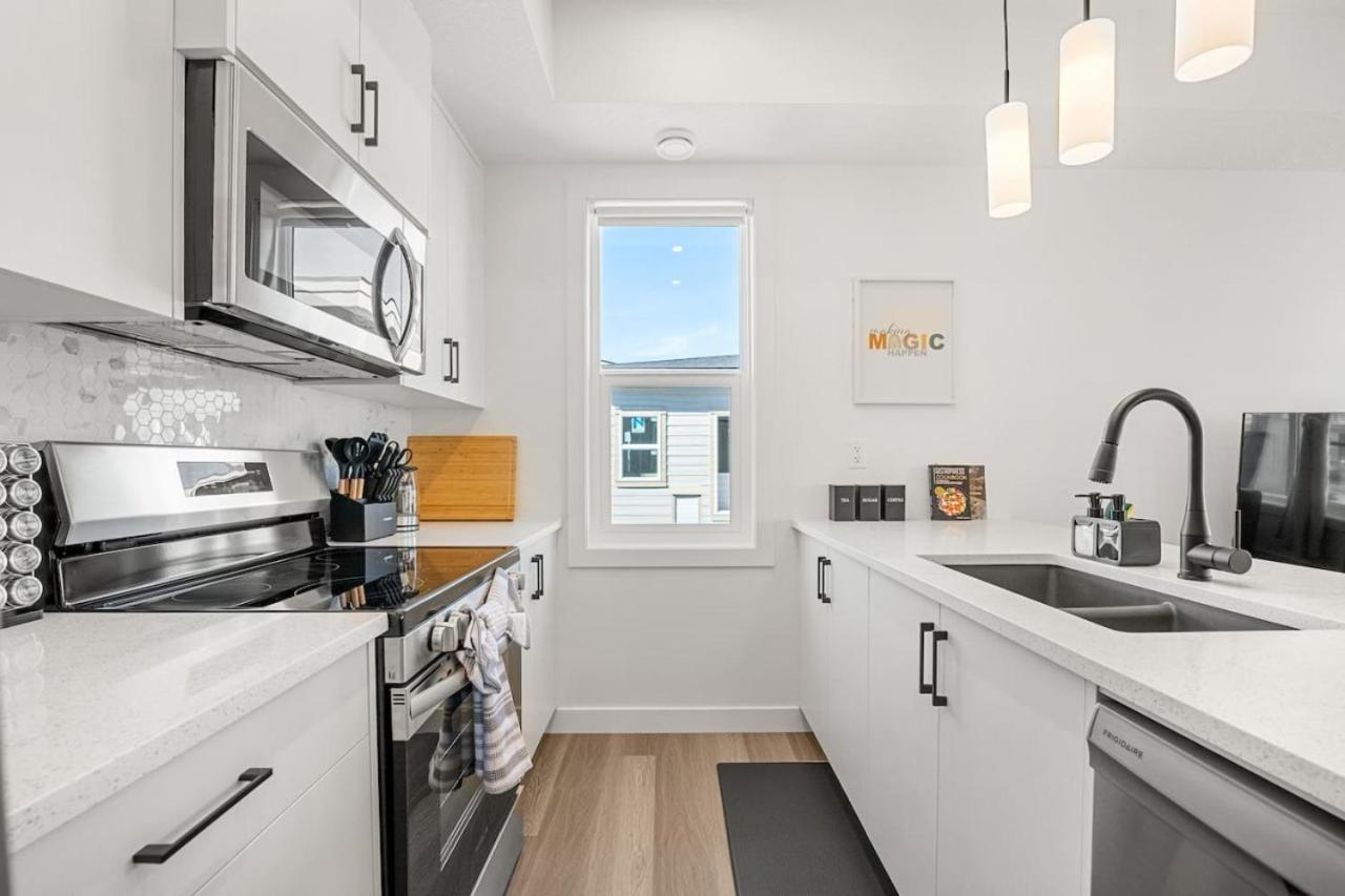 Aspen - Town House with 2 Bedrooms, Garage Parking, AC & More!