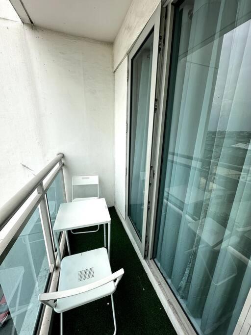 El Spacio Azure 1BR with PS4 & Netflix view 5