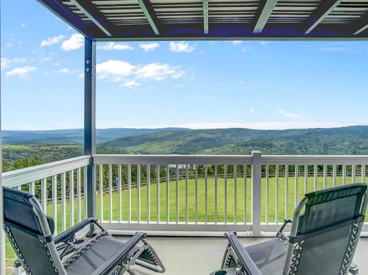 ML258 Slope Side Getaway With Deck Parking WiFi view 2