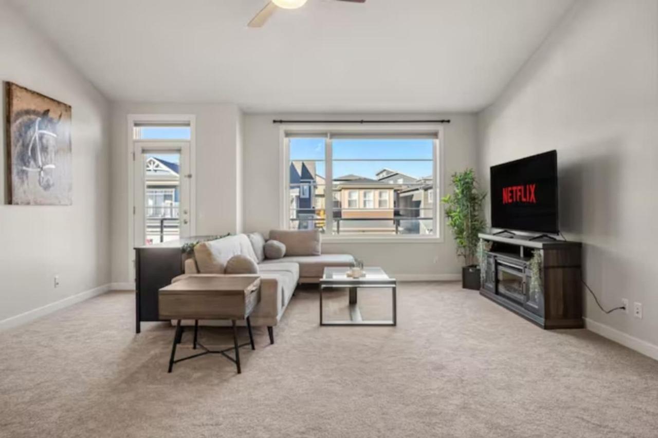 3 Bedroom Sage House with AC, Driveway Parking, King Bed & More