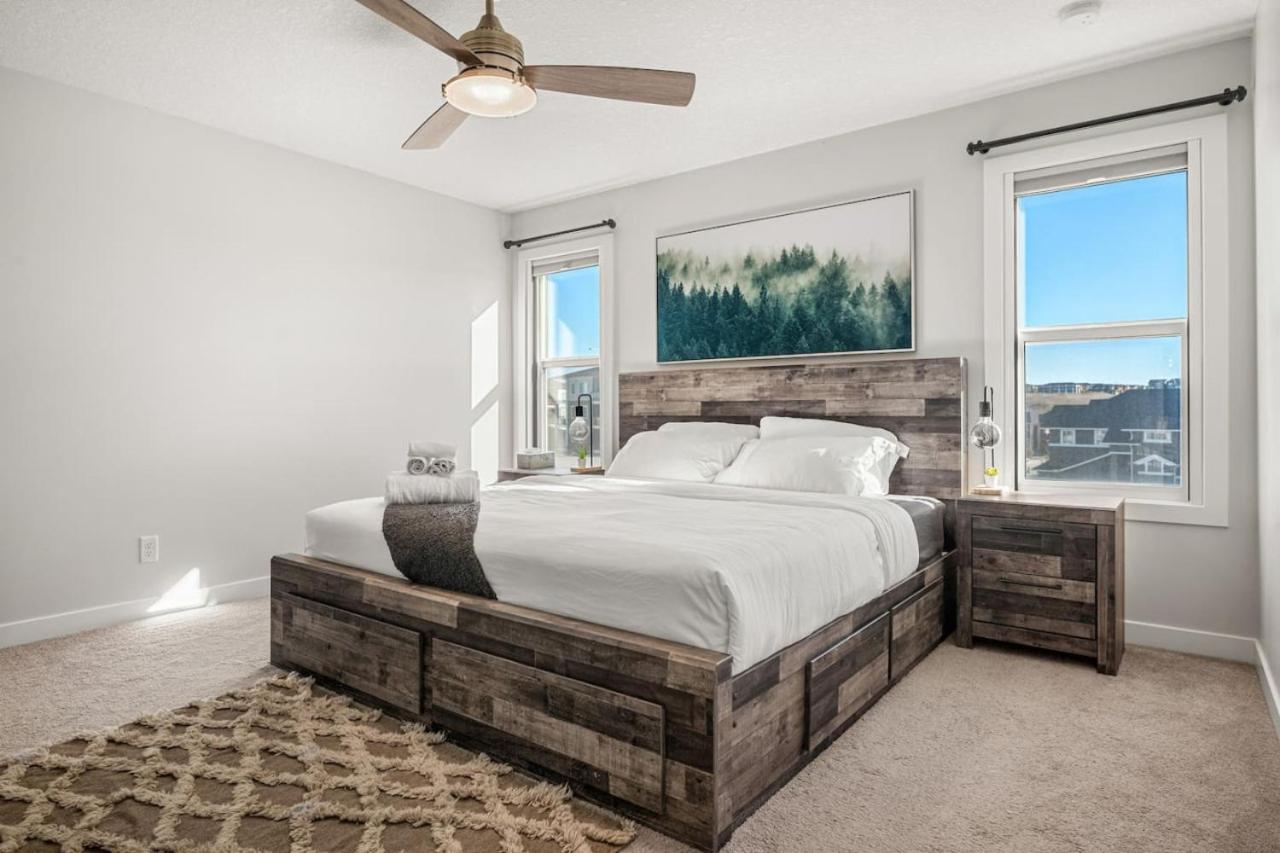 3 Bedroom Sage House with AC, Driveway Parking, King Bed & More