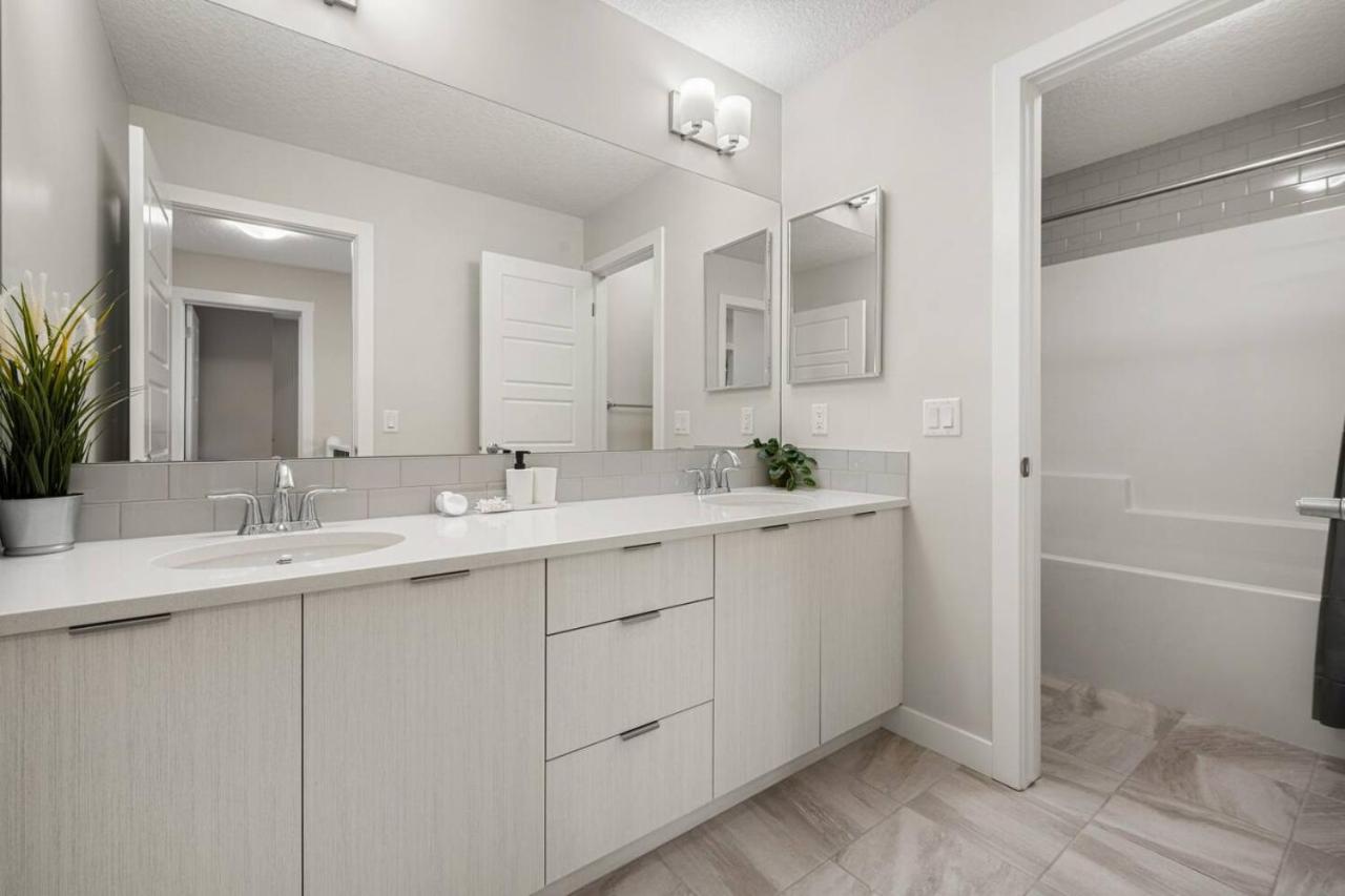 3 Bedroom Sage House with AC, Driveway Parking, King Bed & More