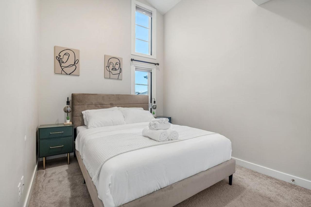 3 Bedroom Sage House with AC, Driveway Parking, King Bed & More