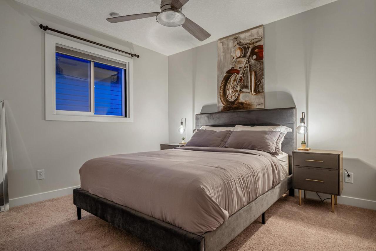 3 Bedroom Sage House with AC, Driveway Parking, King Bed & More