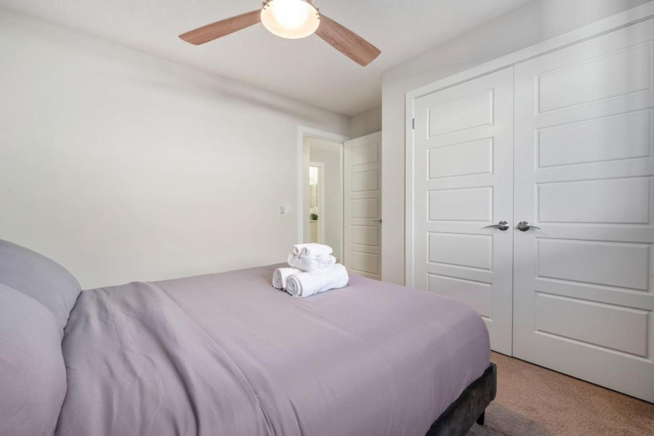 3 Bedroom Sage House with AC, Driveway Parking, King Bed & More
