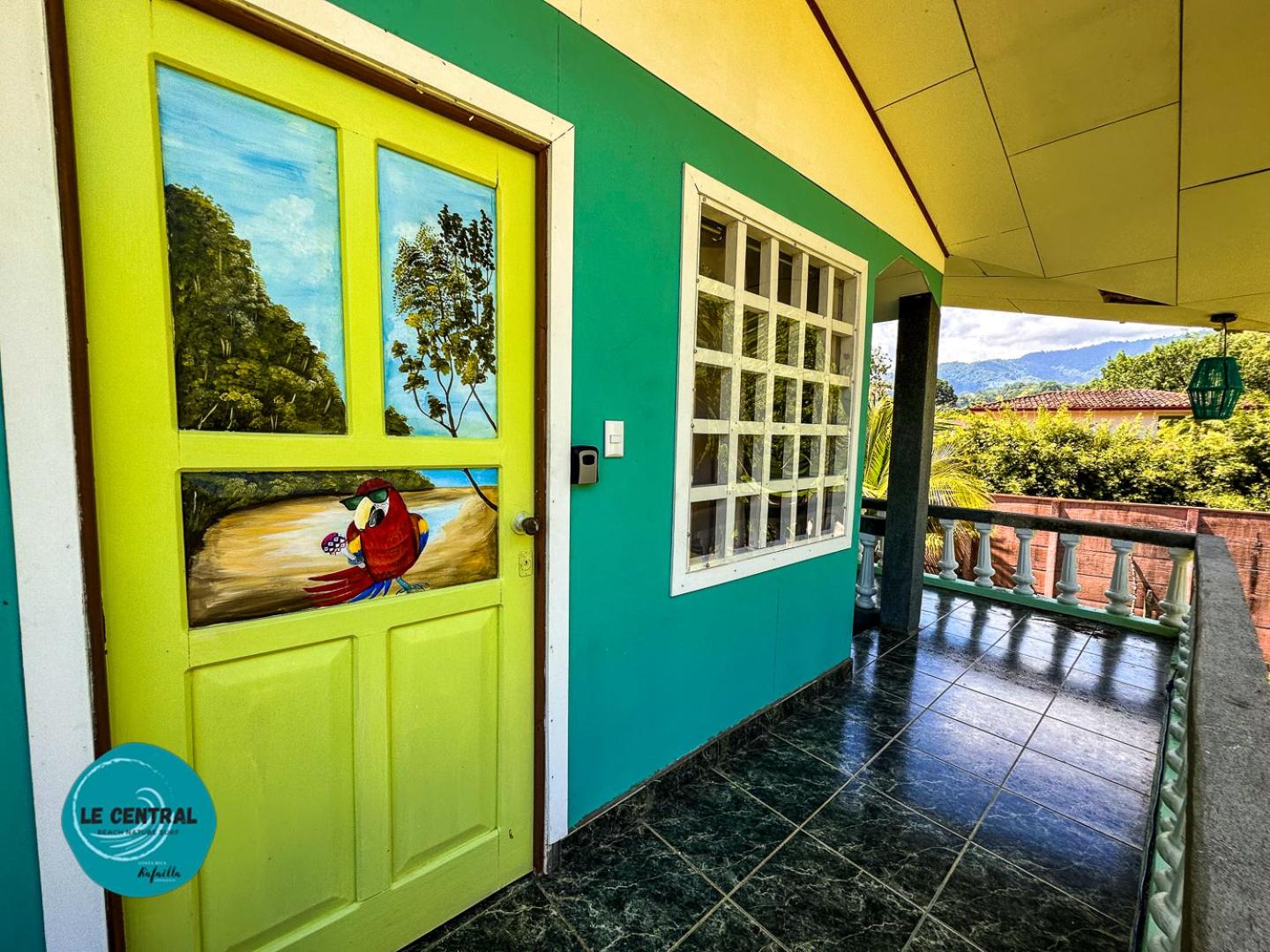 Le Central - Beach Hostel Vibe