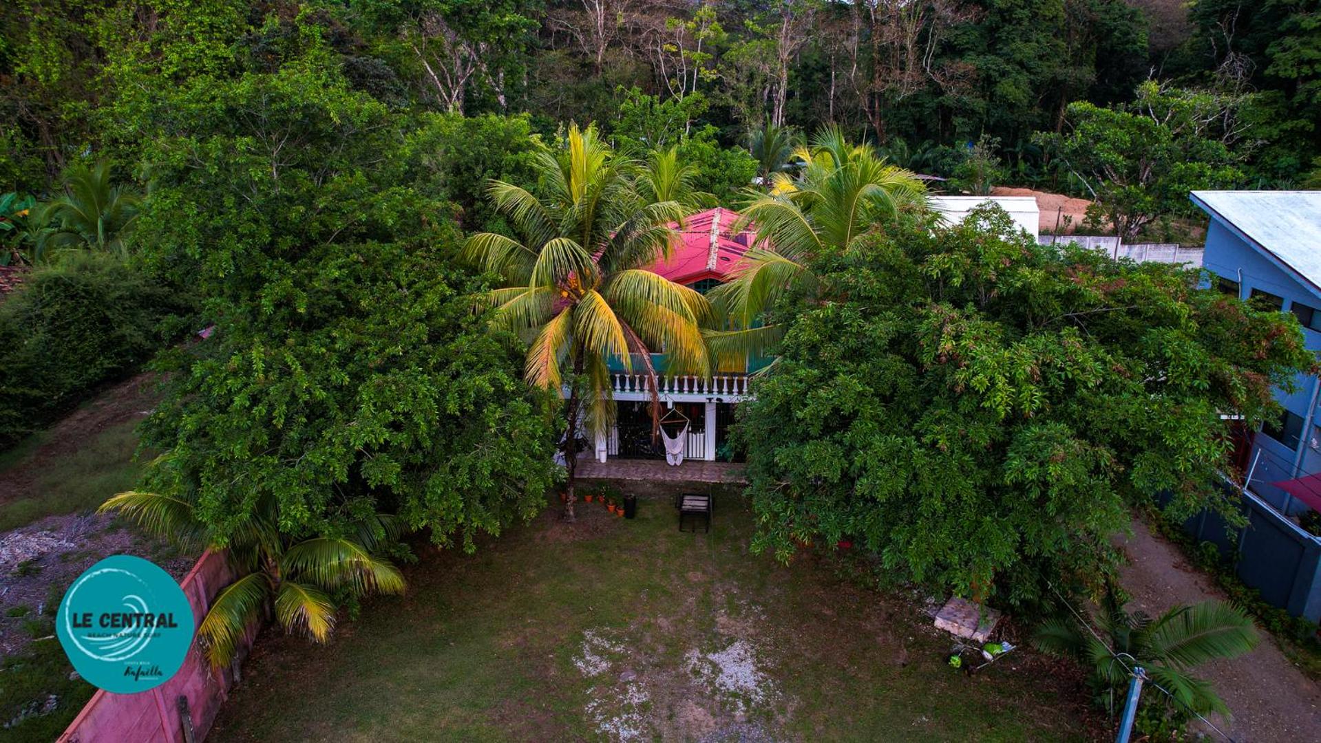 Le Central - Beach Hostel Vibe