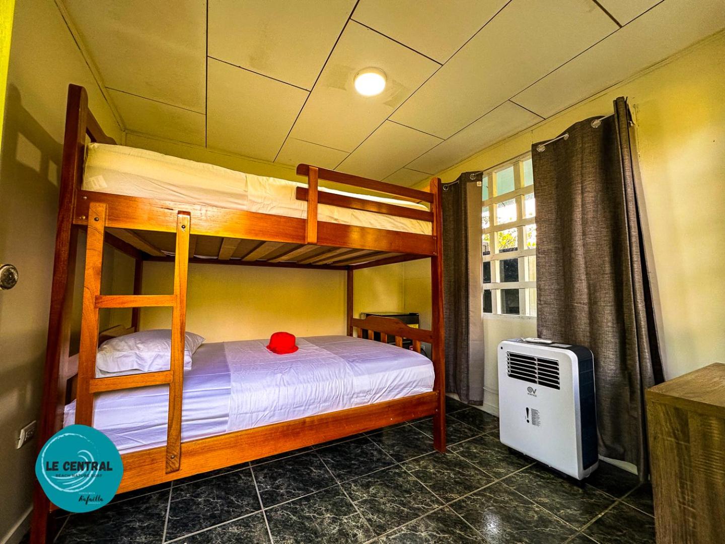 Le Central - Beach Hostel Vibe