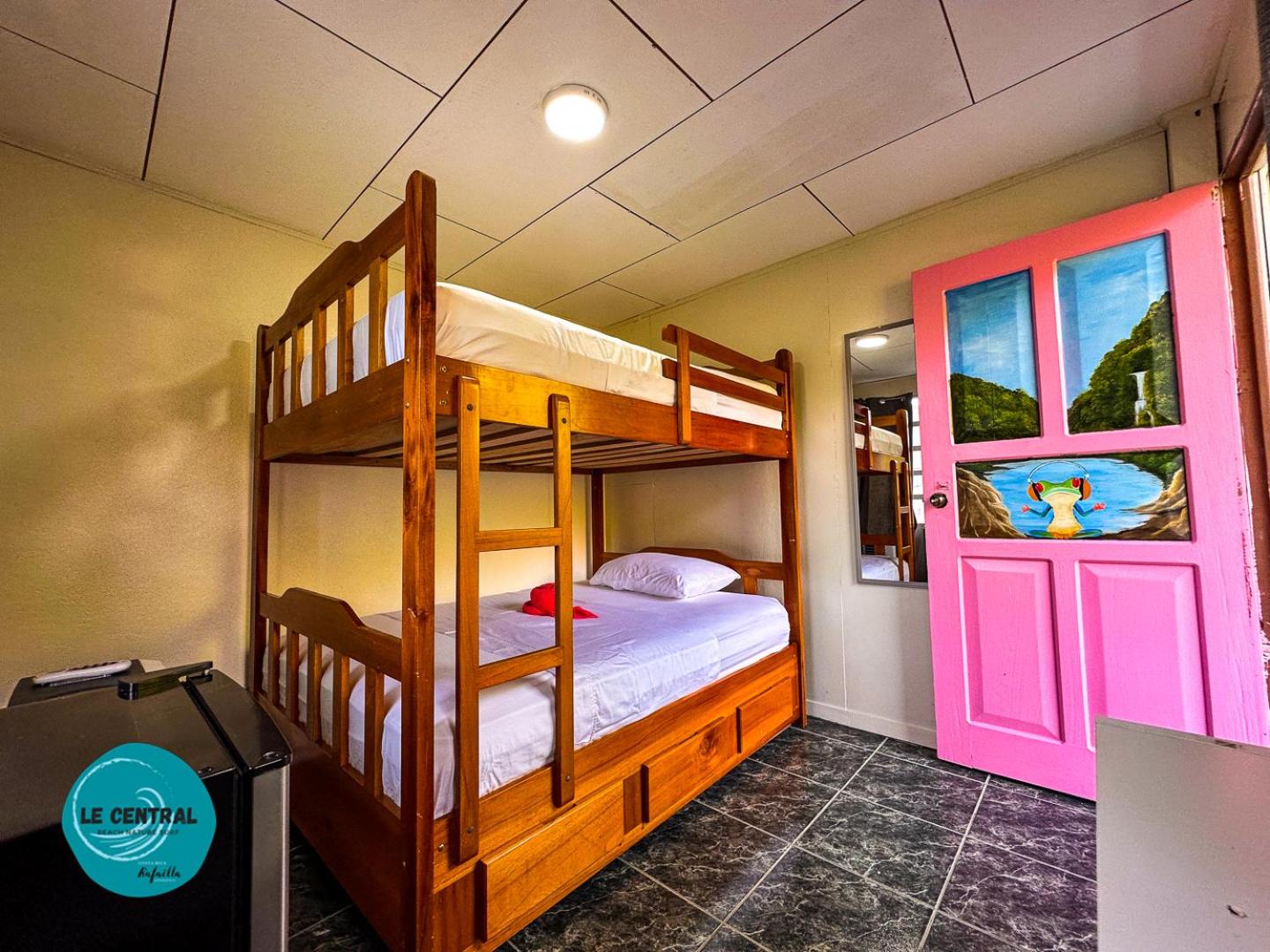 Le Central - Beach Hostel Vibe
