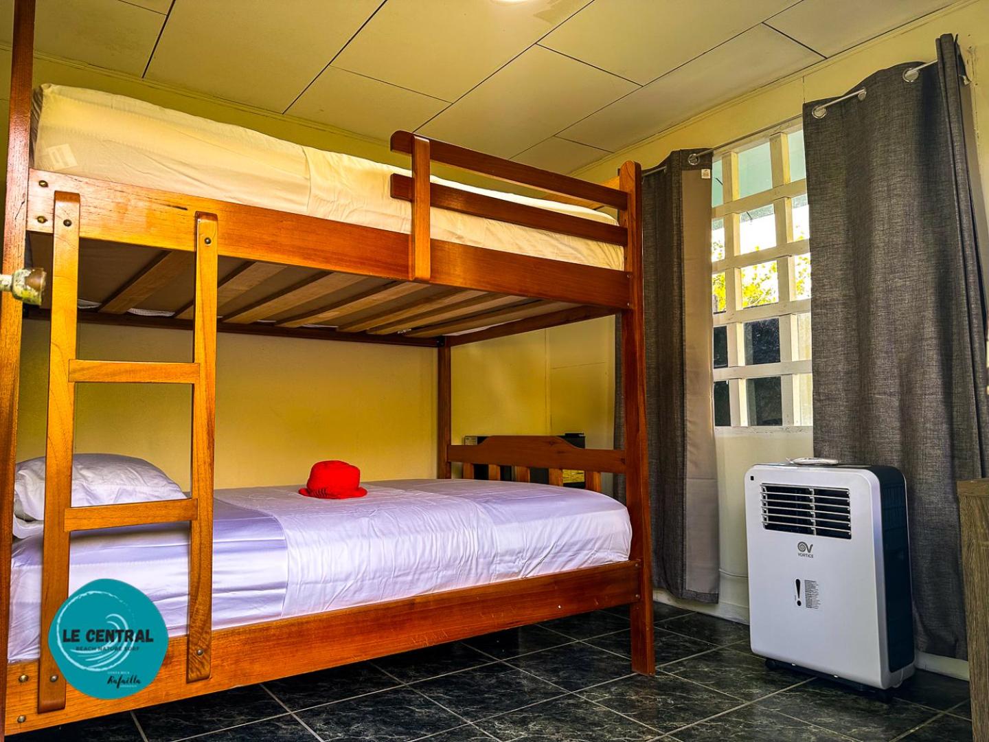 Le Central - Beach Hostel Vibe
