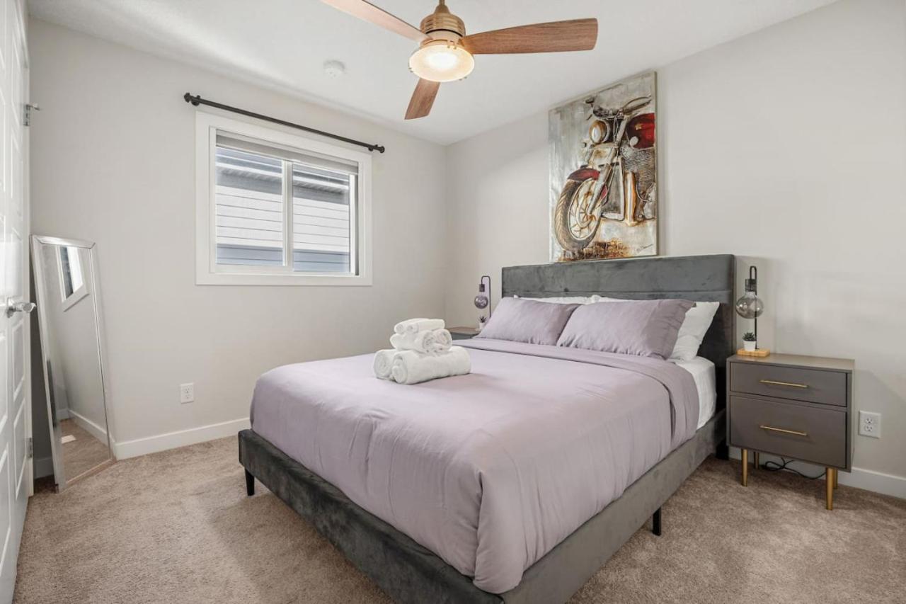 3 Bedroom Sage House with AC, Driveway Parking, King Bed & More