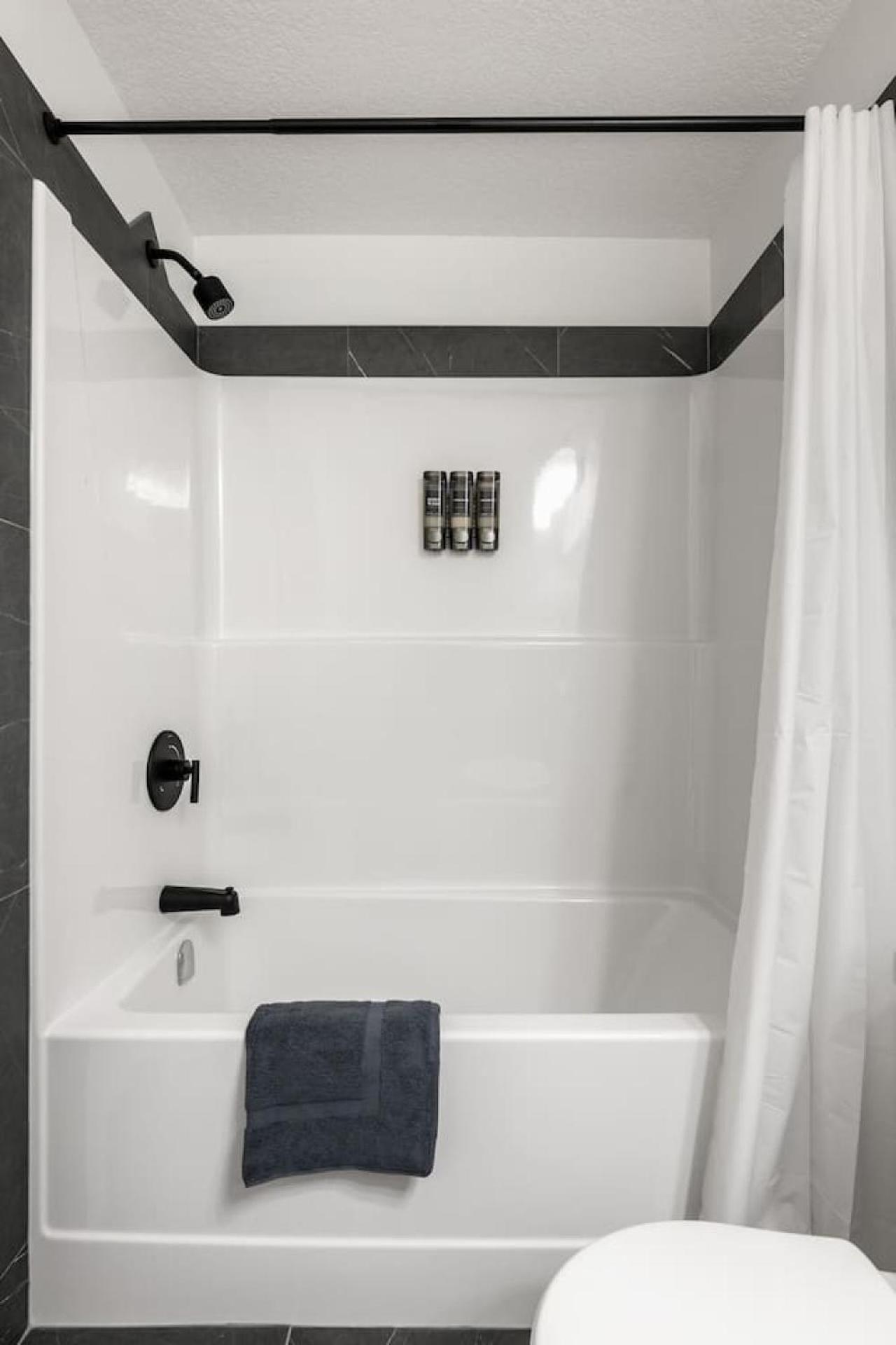Aspen - Town House with 2 Bedrooms, Garage Parking, AC & More!