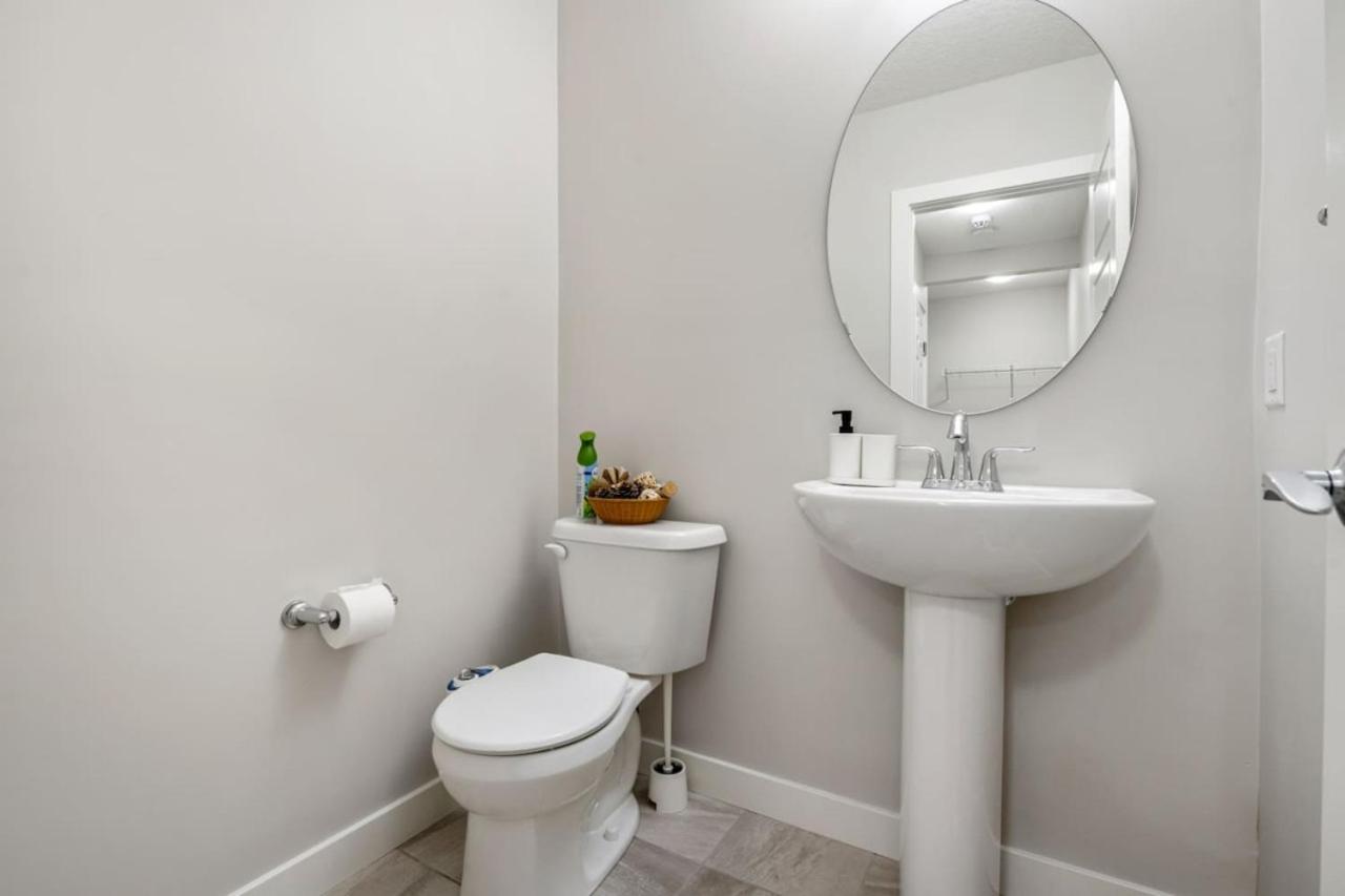 3 Bedroom Sage House with AC, Driveway Parking, King Bed & More