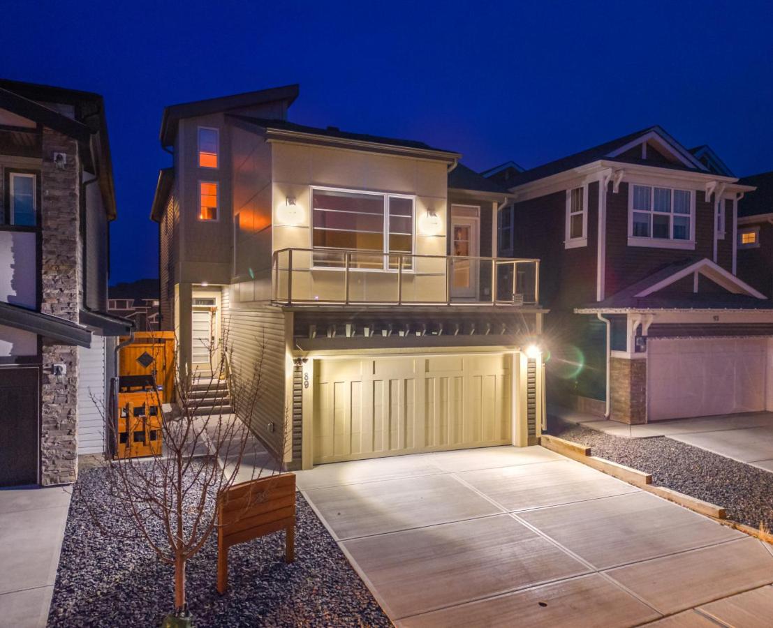 3 Bedroom Sage House with AC, Driveway Parking, King Bed & More