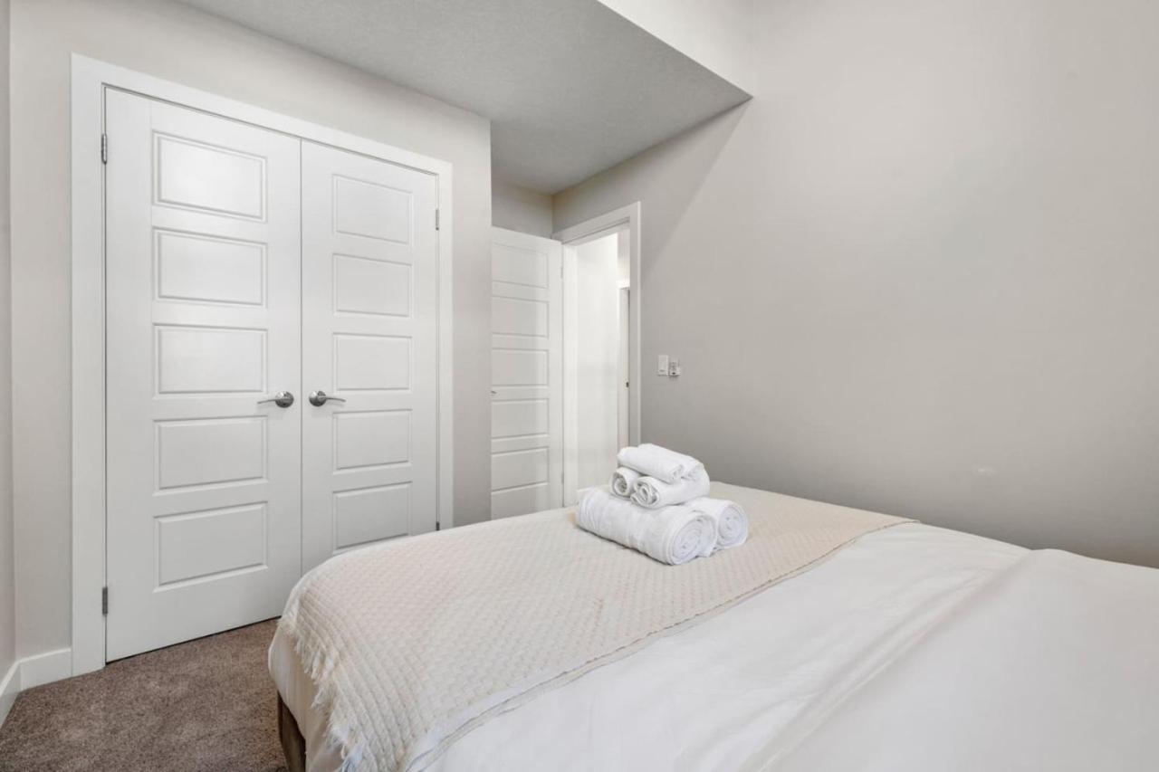 3 Bedroom Sage House with AC, Driveway Parking, King Bed & More