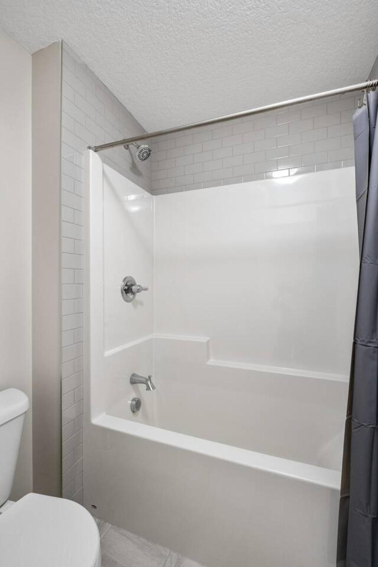 3 Bedroom Sage House with AC, Driveway Parking, King Bed & More