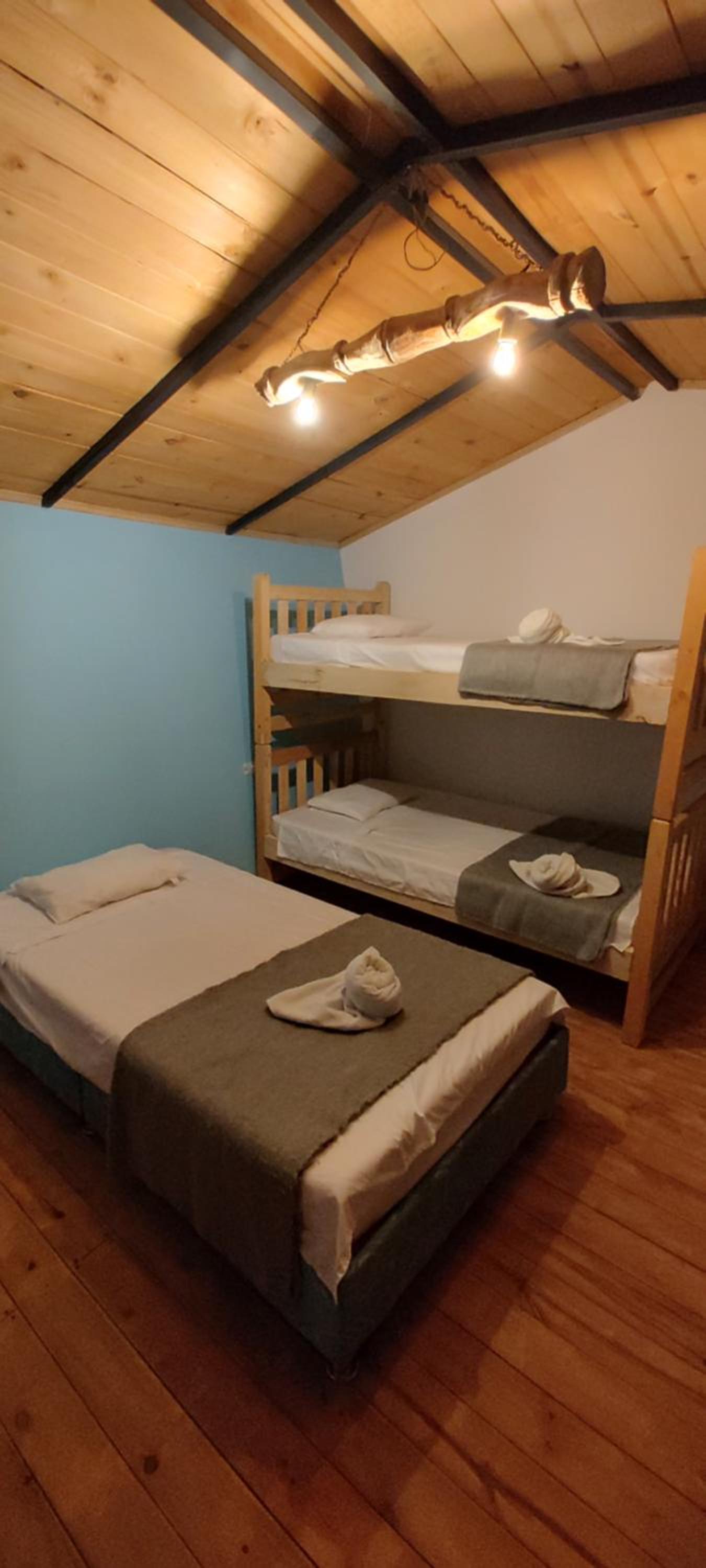 La Tata cabaña y zona de camping