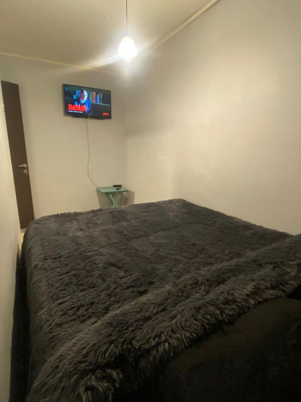 Lindo Dormitorio en Depto LAS CONDES / ESTACIONAMIENTO