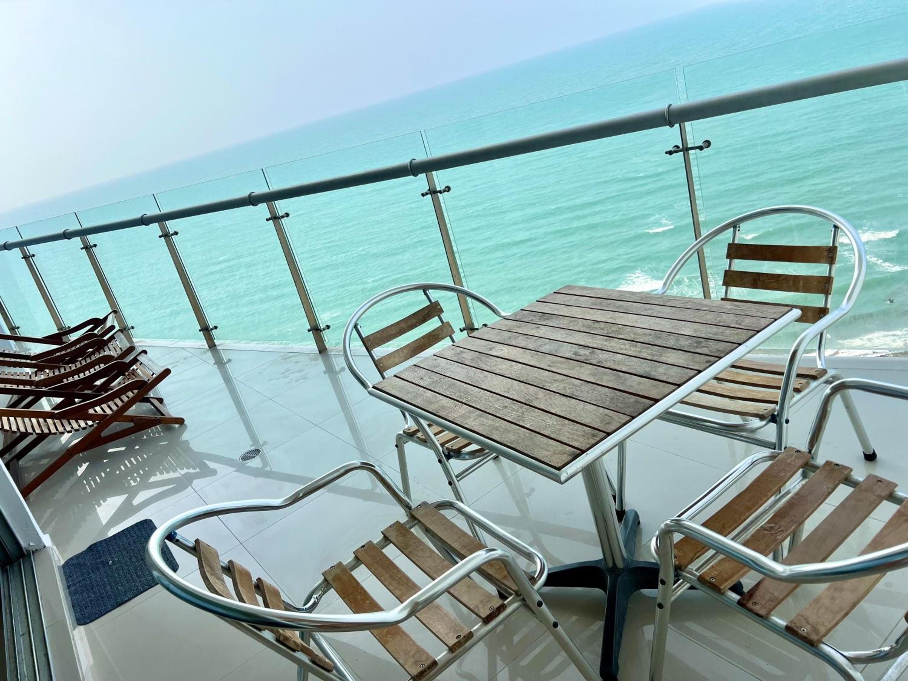Bocagrande y Marbella frente al mar,piscina