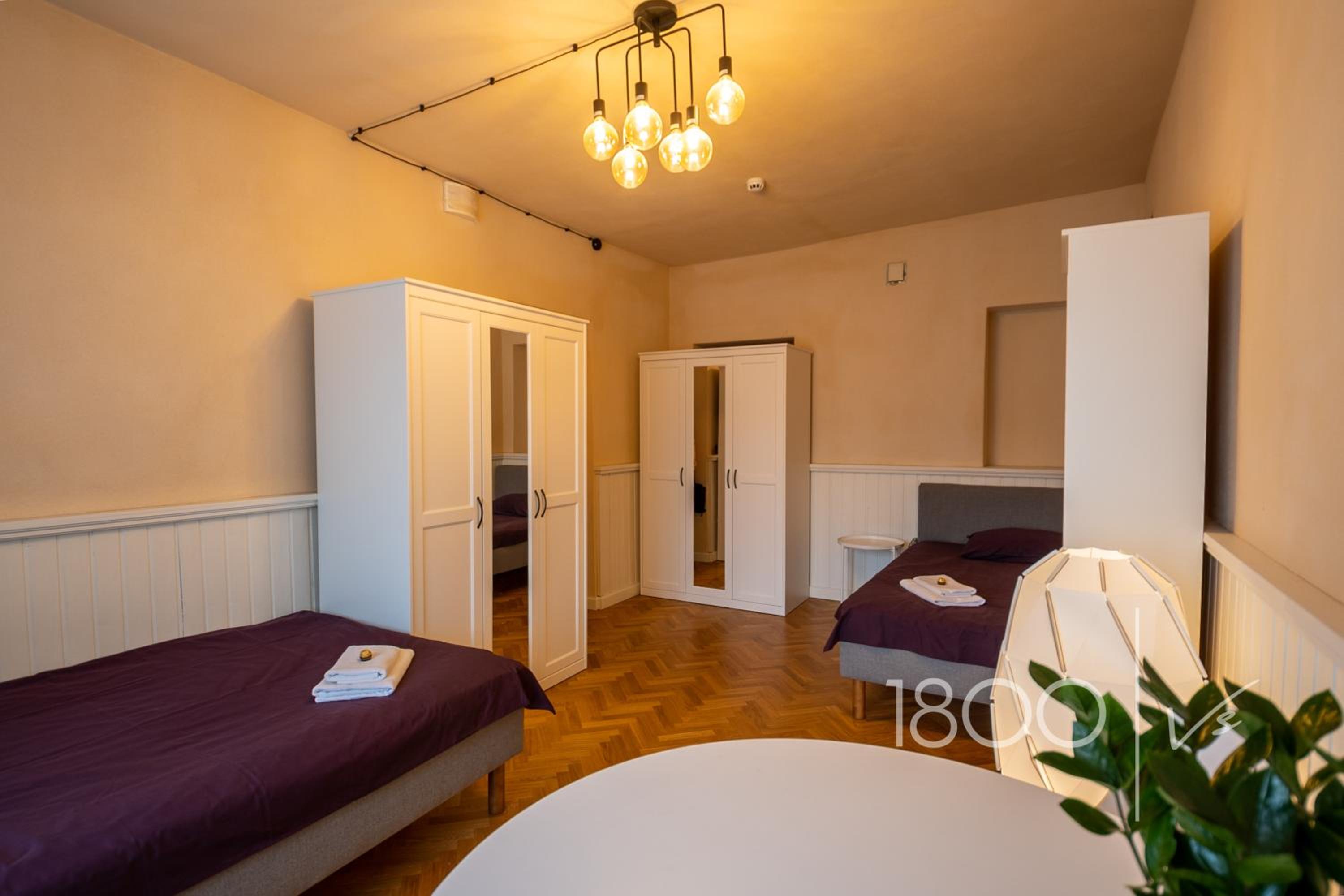 1800 by Vince Stay - Private Rooms in Town Hall Square view 4