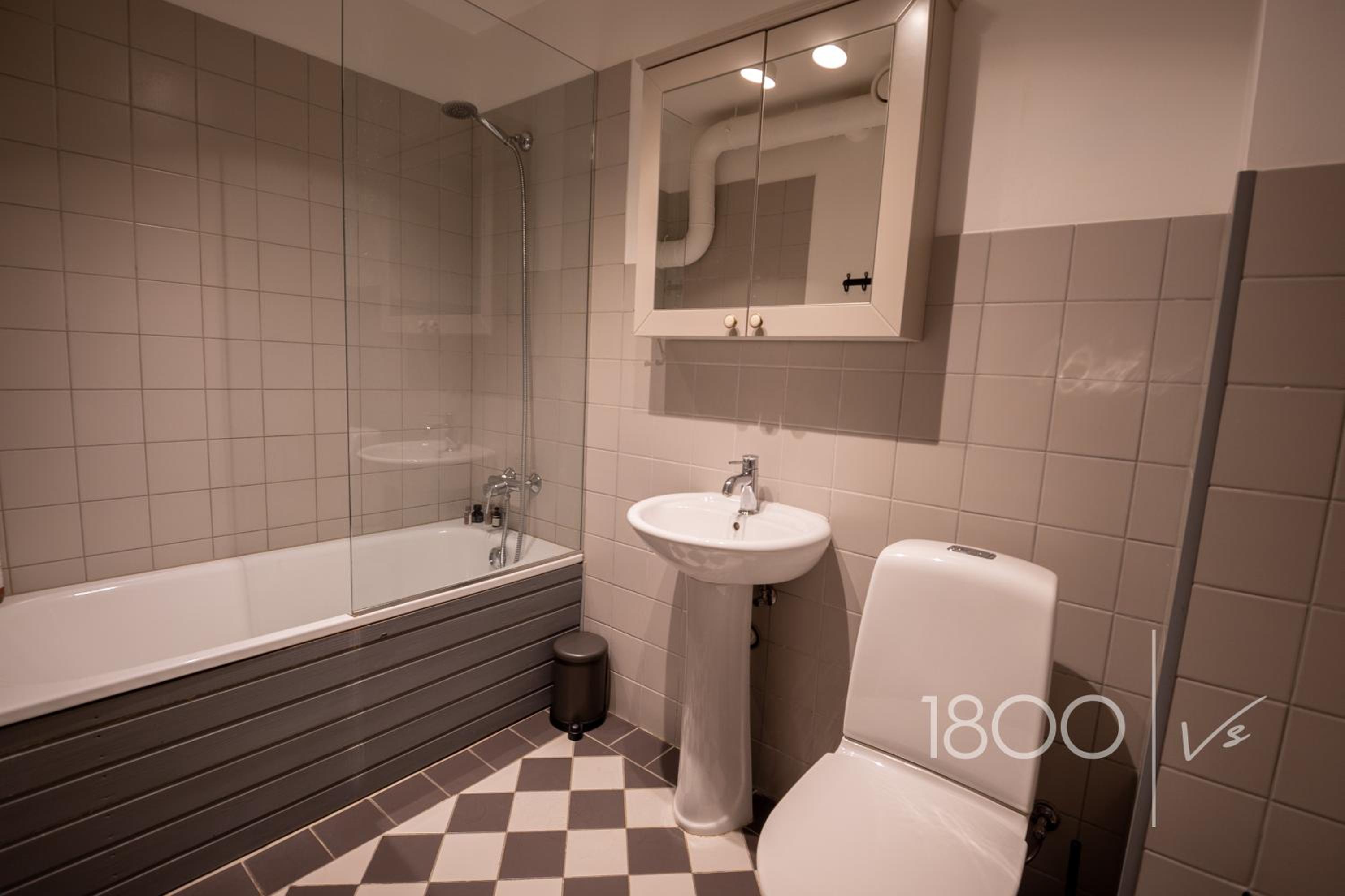 1800 by Vince Stay - Private Rooms in Town Hall Square view 3