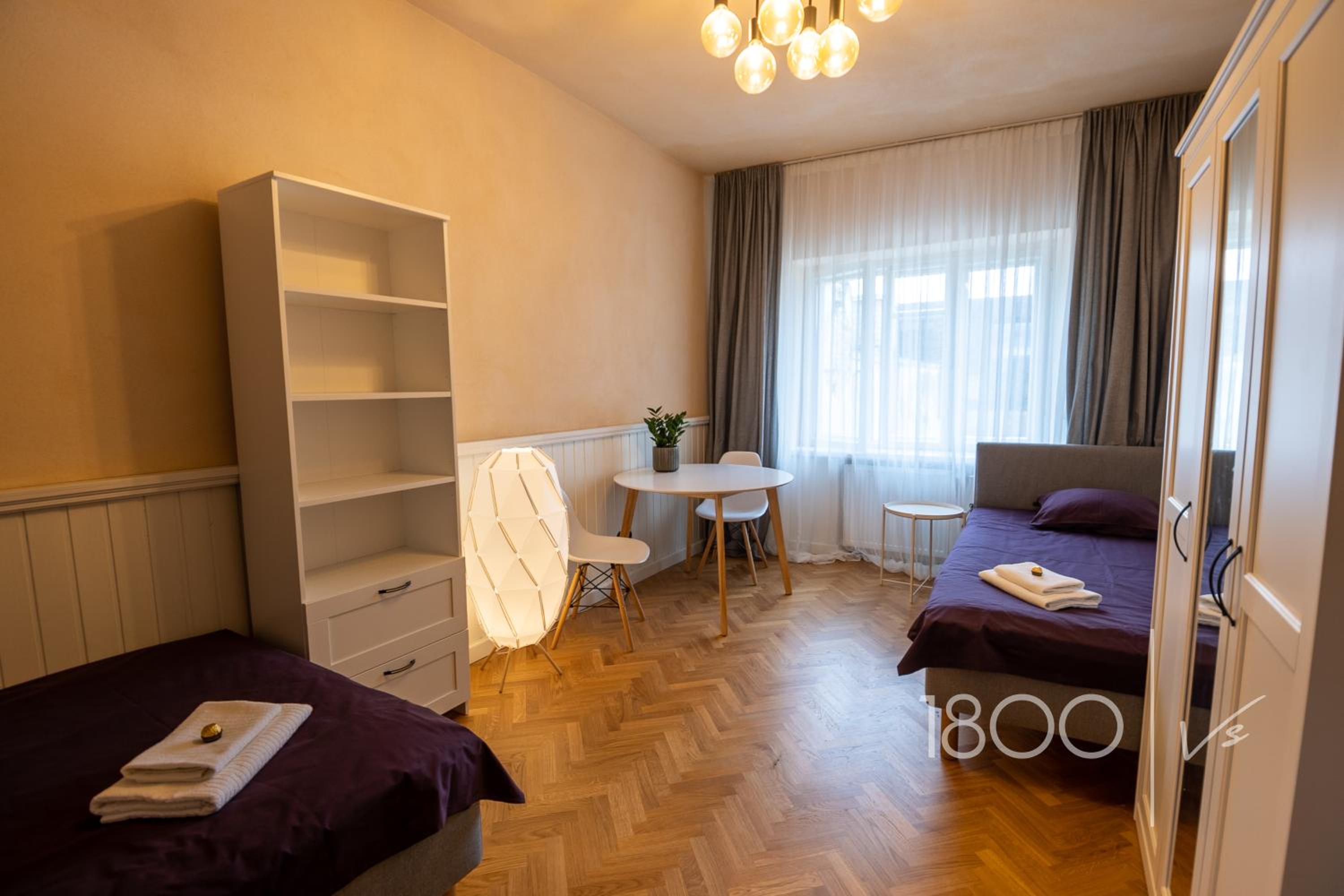 1800 by Vince Stay - Private Rooms in Town Hall Square view 2