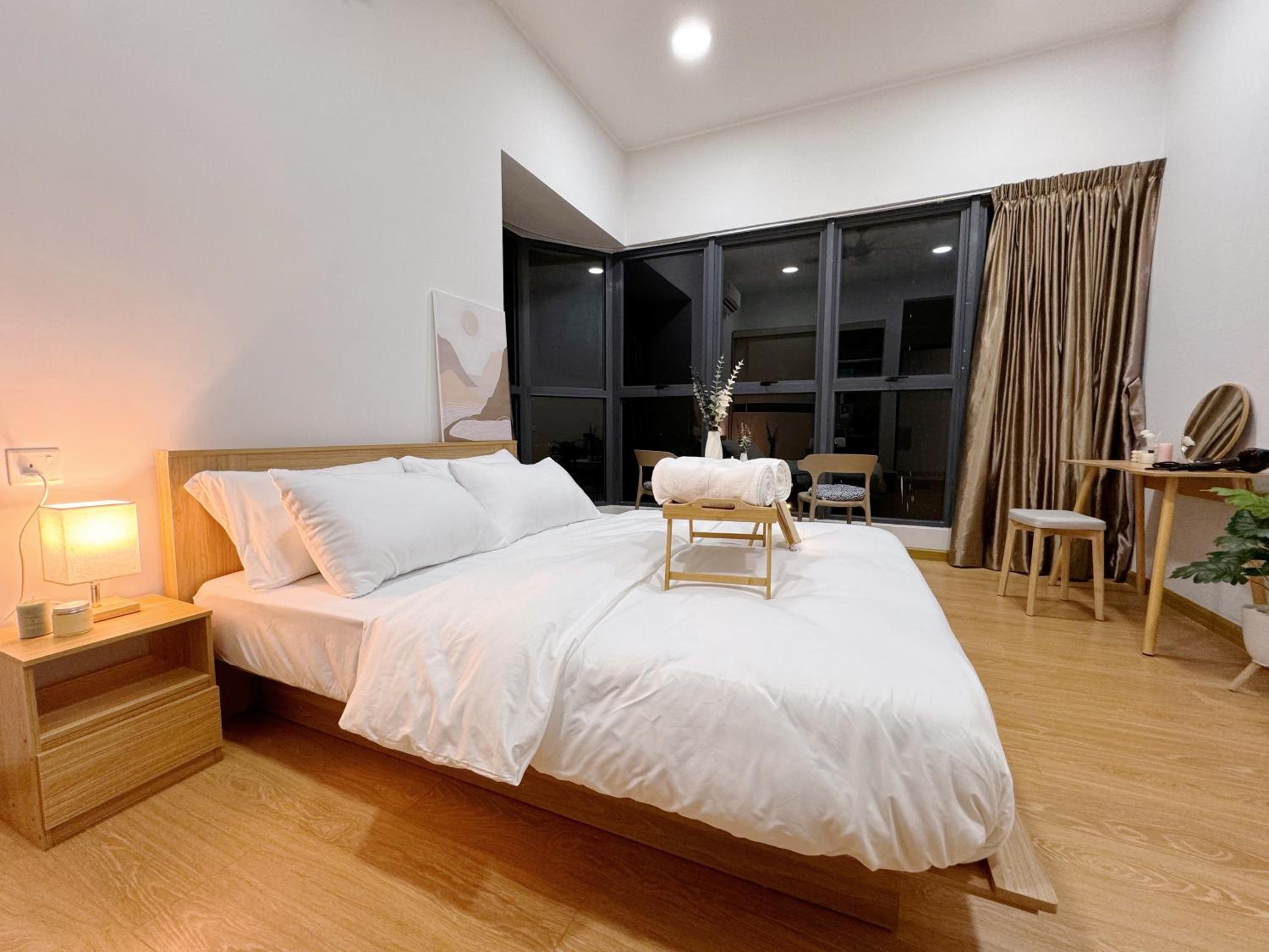 Muji Full Seaview Royal Strand with 2CarParks FOC Netflix Access and Youtube Premium 3Beds 3Bath for 6-12pax by Minshuku