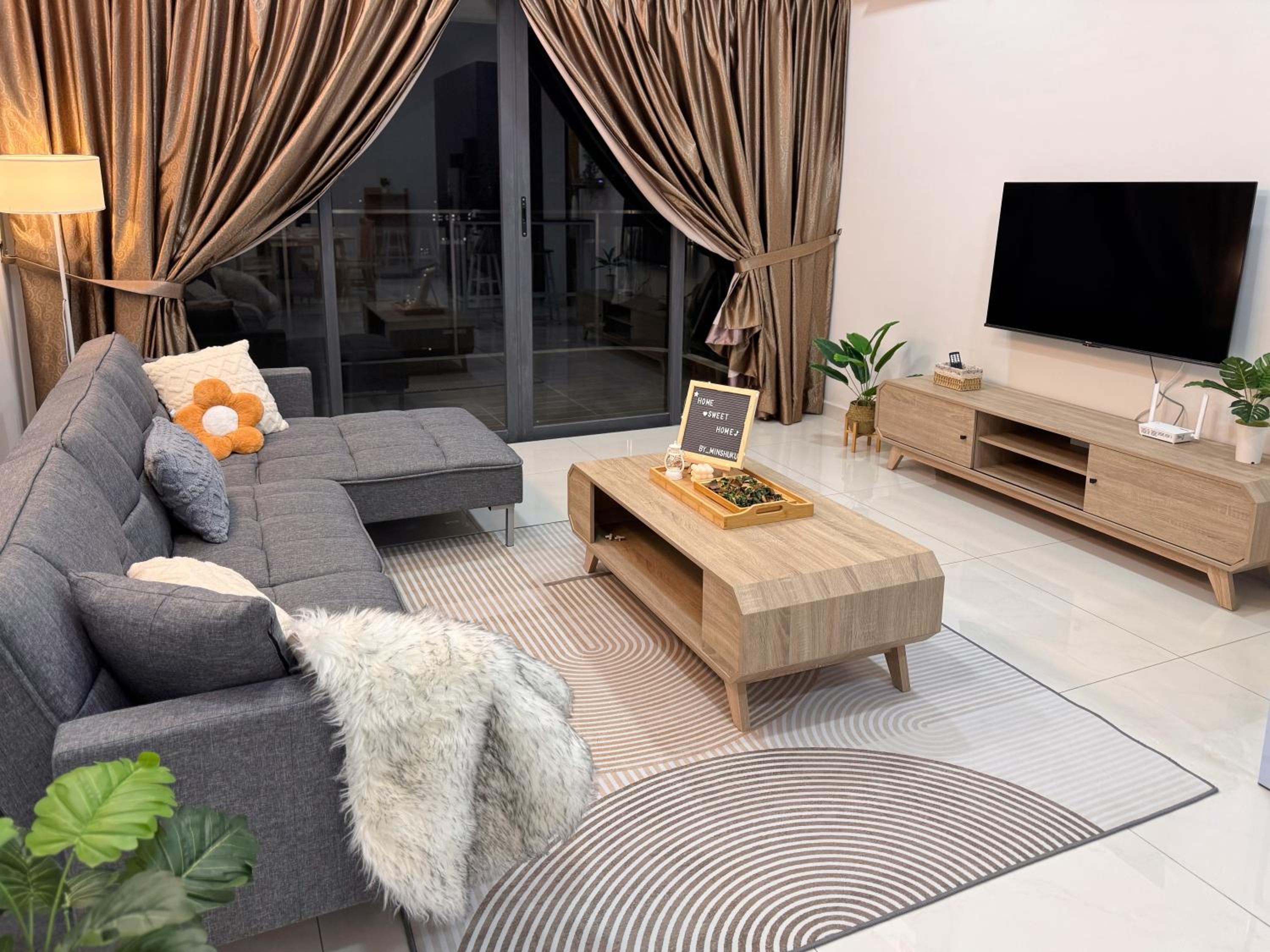 Muji Full Seaview Royal Strand with 2CarParks FOC Netflix Access and Youtube Premium 3Beds 3Bath for 6-12pax by Minshuku