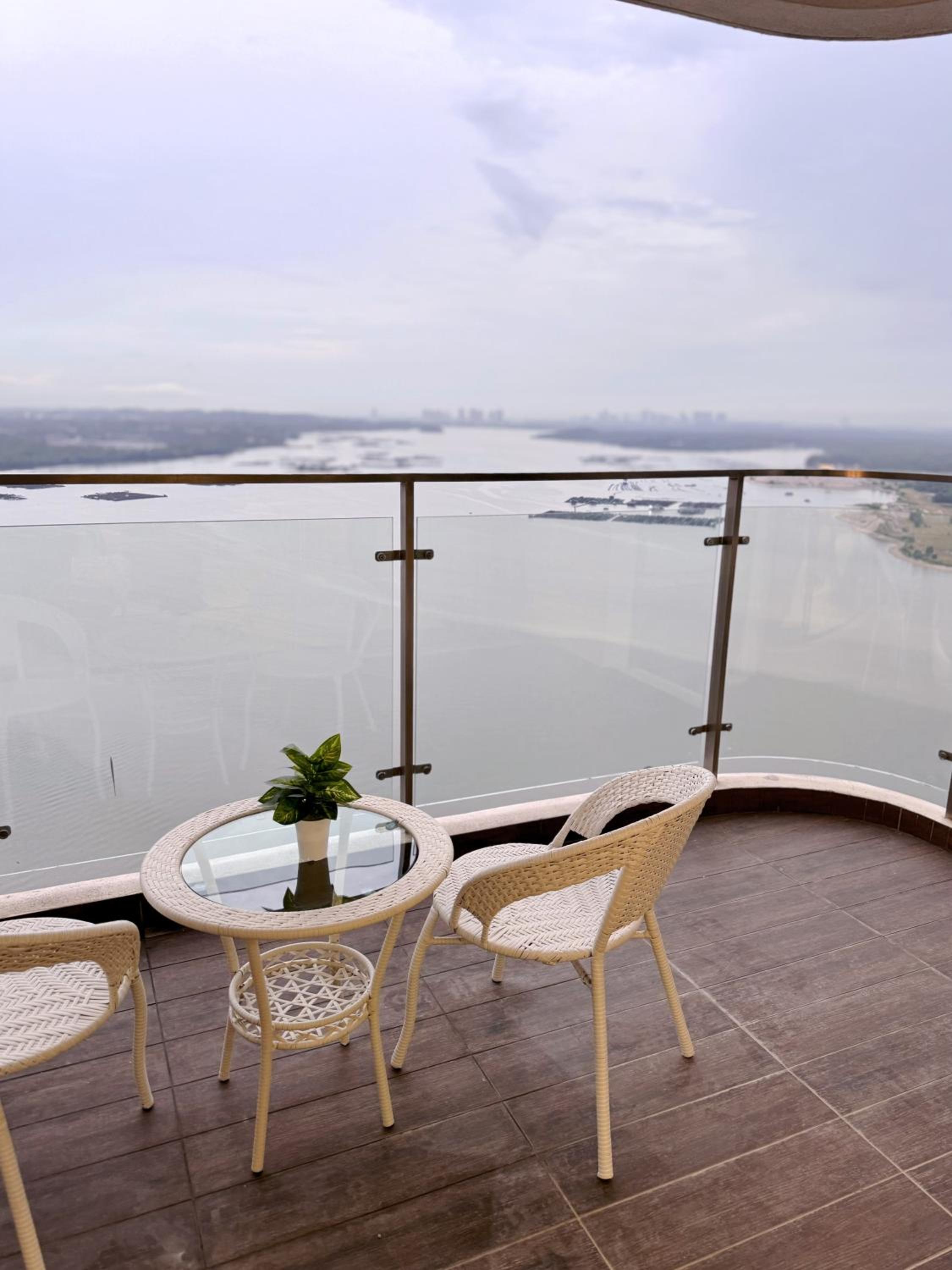 Muji Full Seaview Royal Strand with 2CarParks FOC Netflix Access and Youtube Premium 3Beds 3Bath for 6-12pax by Minshuku