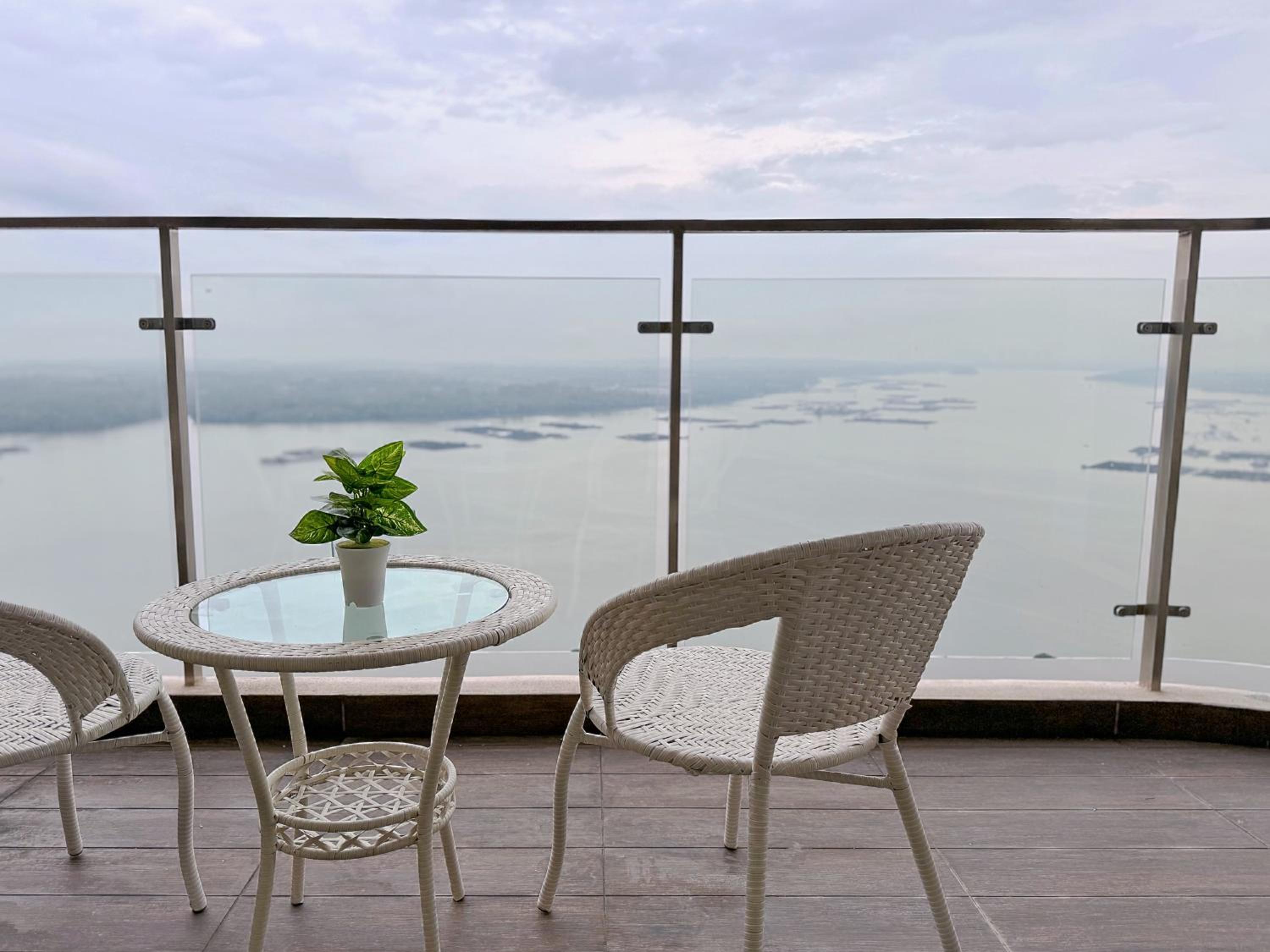 Muji Full Seaview Royal Strand with 2CarParks FOC Netflix Access and Youtube Premium 3Beds 3Bath for 6-12pax by Minshuku