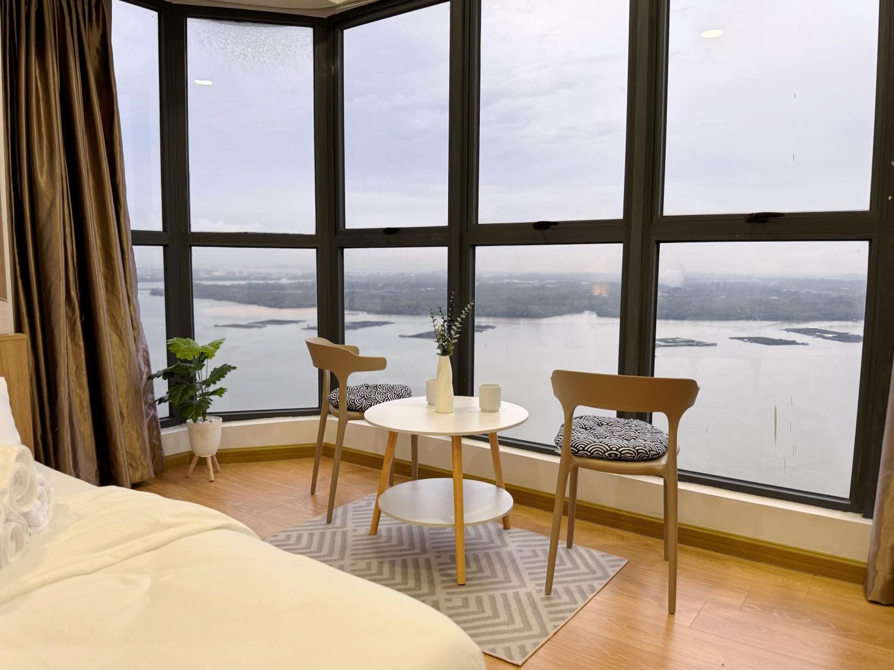 Muji Full Seaview Royal Strand with 2CarParks FOC Netflix Access and Youtube Premium 3Beds 3Bath for 6-12pax by Minshuku