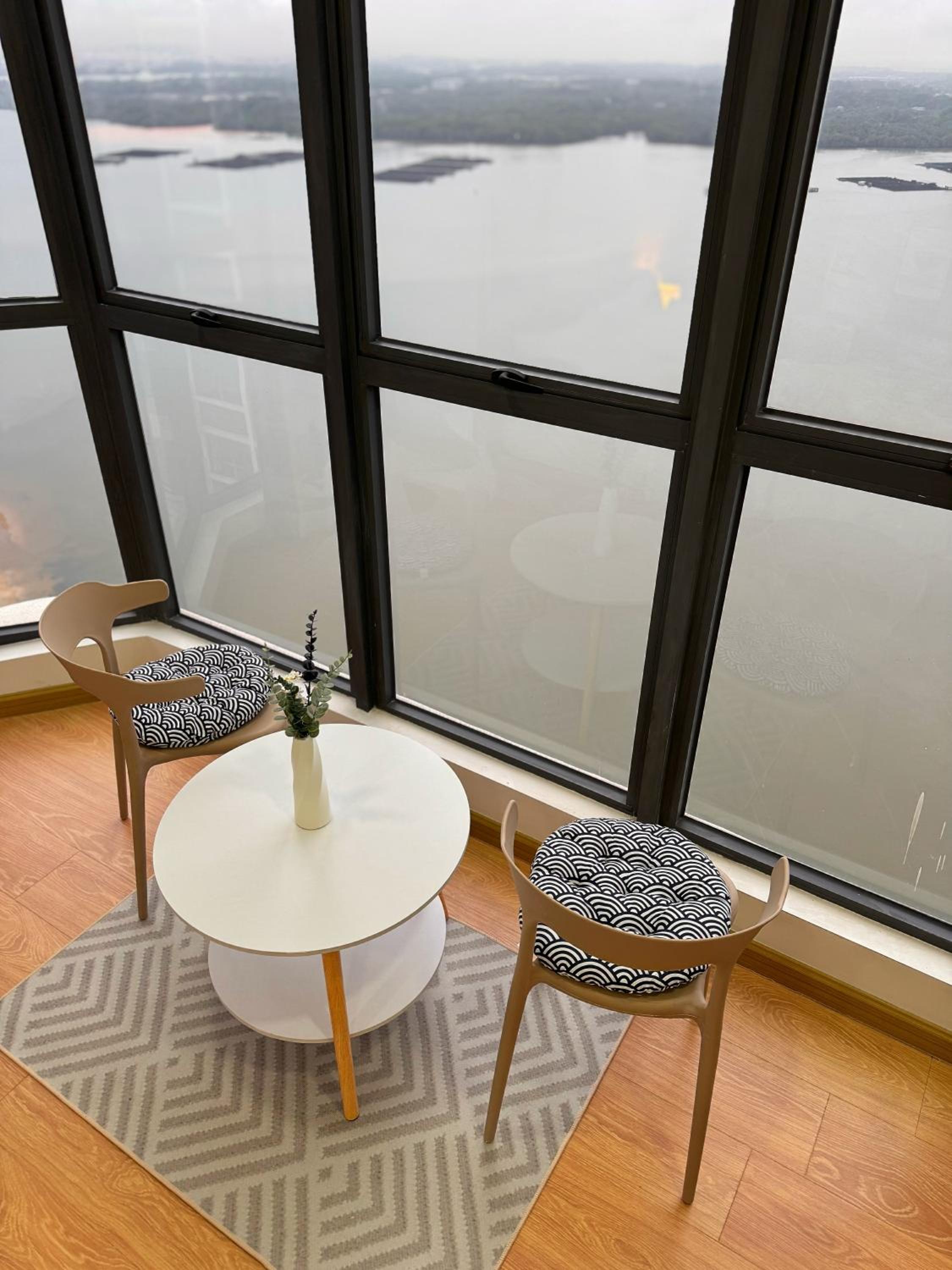 Muji Full Seaview Royal Strand with 2CarParks FOC Netflix Access and Youtube Premium 3Beds 3Bath for 6-12pax by Minshuku