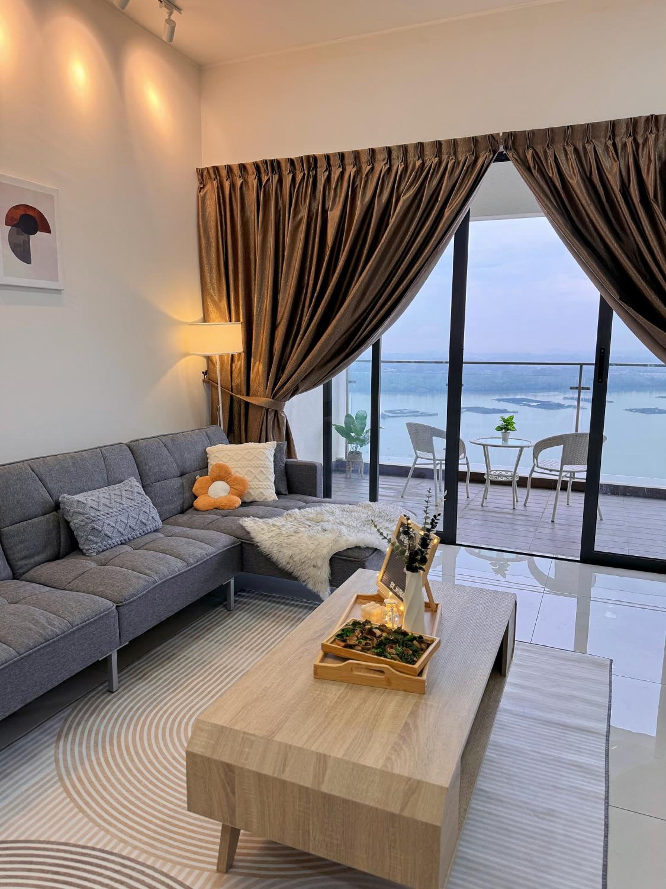 Muji Full Seaview Royal Strand with 2CarParks FOC Netflix Access and Youtube Premium 3Beds 3Bath for 6-12pax by Minshuku
