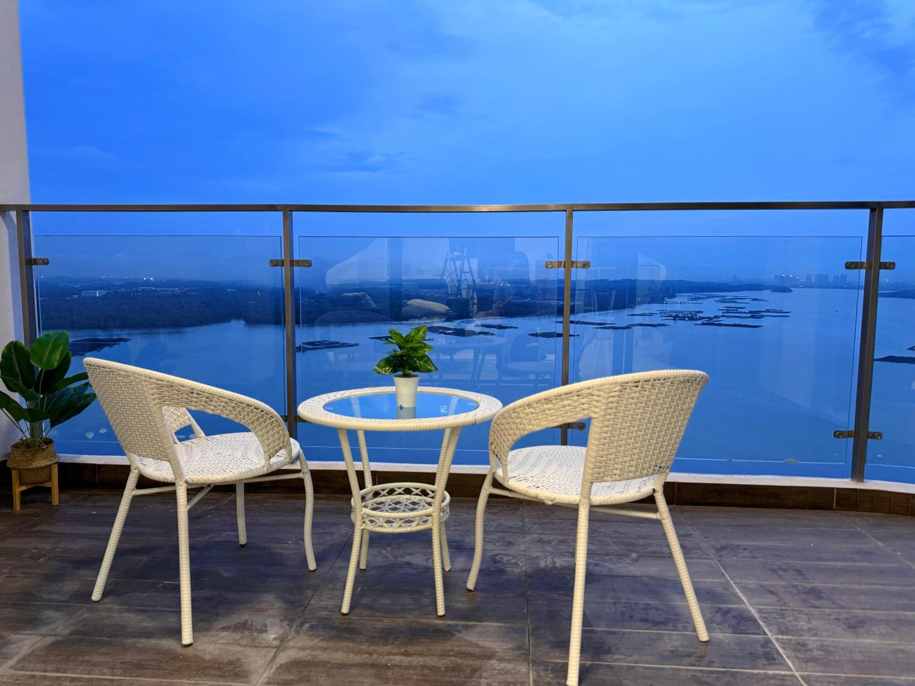 Muji Full Seaview Royal Strand with 2CarParks FOC Netflix Access and Youtube Premium 3Beds 3Bath for 6-12pax by Minshuku