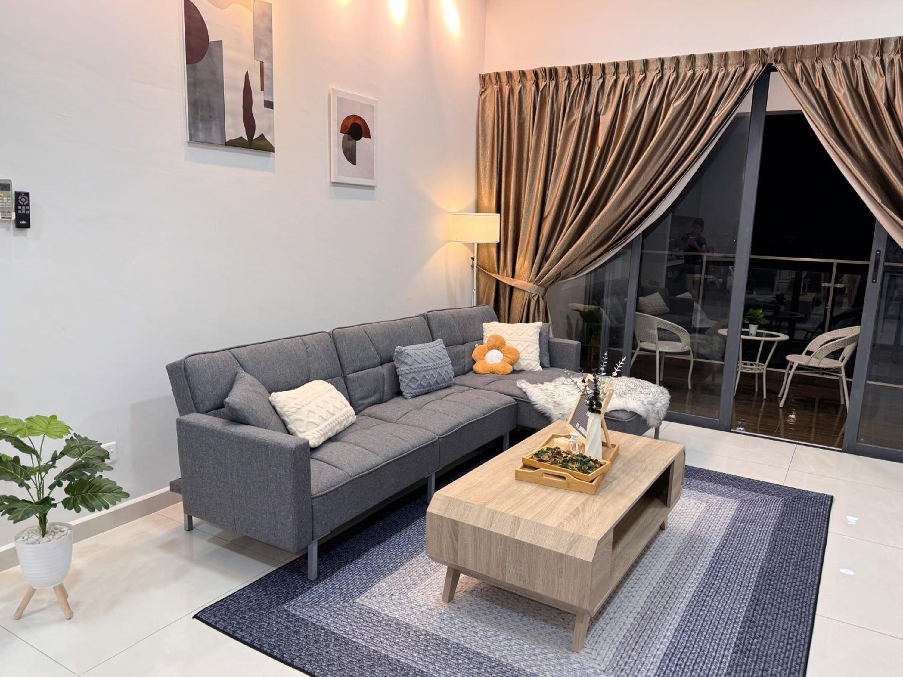Muji Full Seaview Royal Strand with 2CarParks FOC Netflix Access and Youtube Premium 3Beds 3Bath for 6-12pax by Minshuku