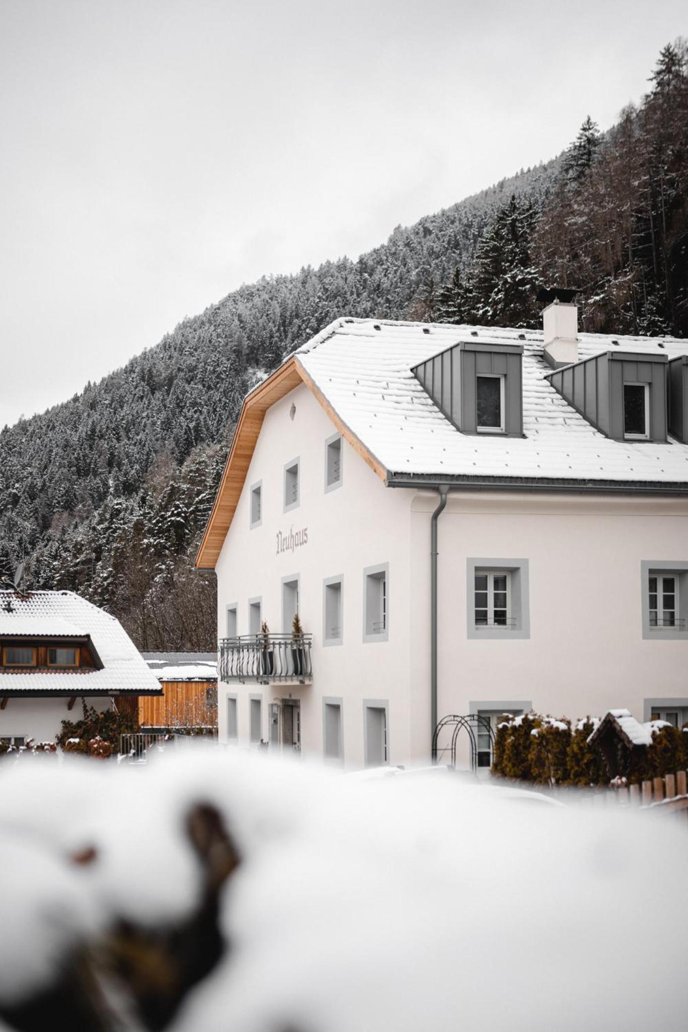 Hotel Apartments & Historic Chalet Neuhaus